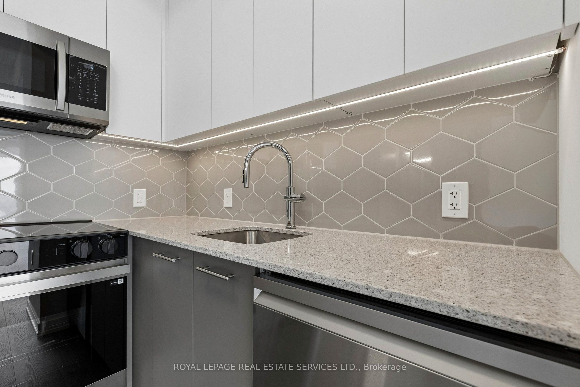 30 Francis Street S 2408 Property Photo 6