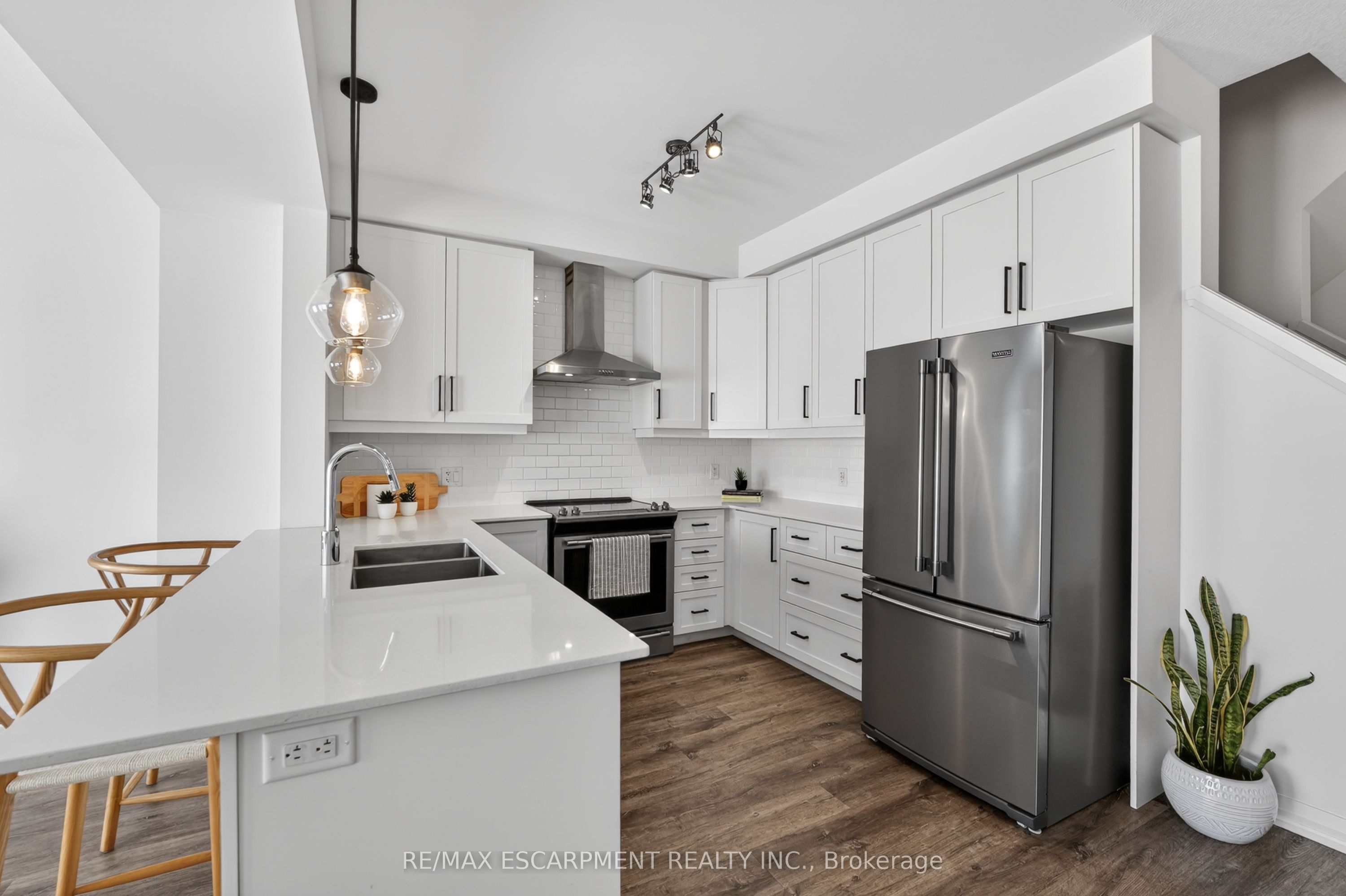 3963 Crown Street Property Photo 5