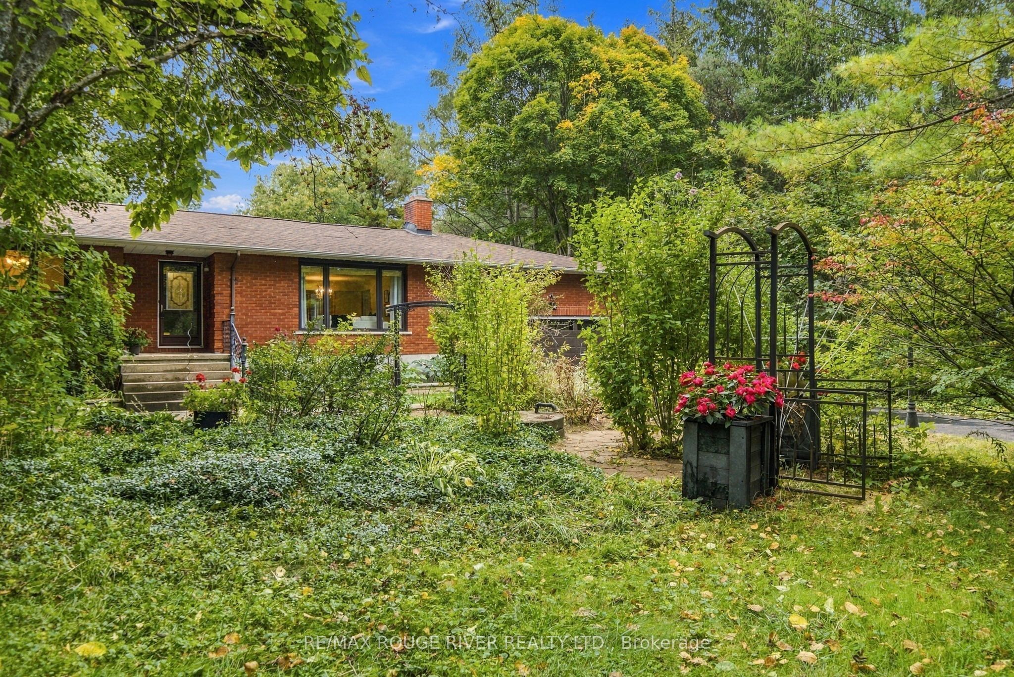 2311 Division Street N Property Photo 2