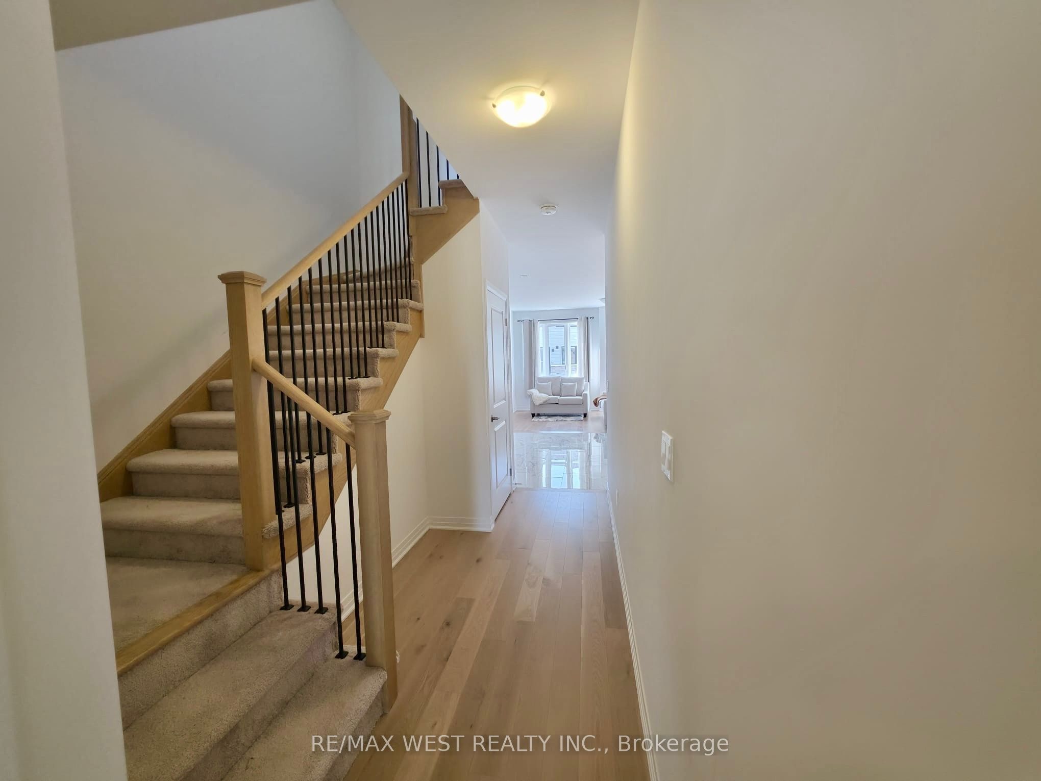 889 Douro Street Property Photo 2