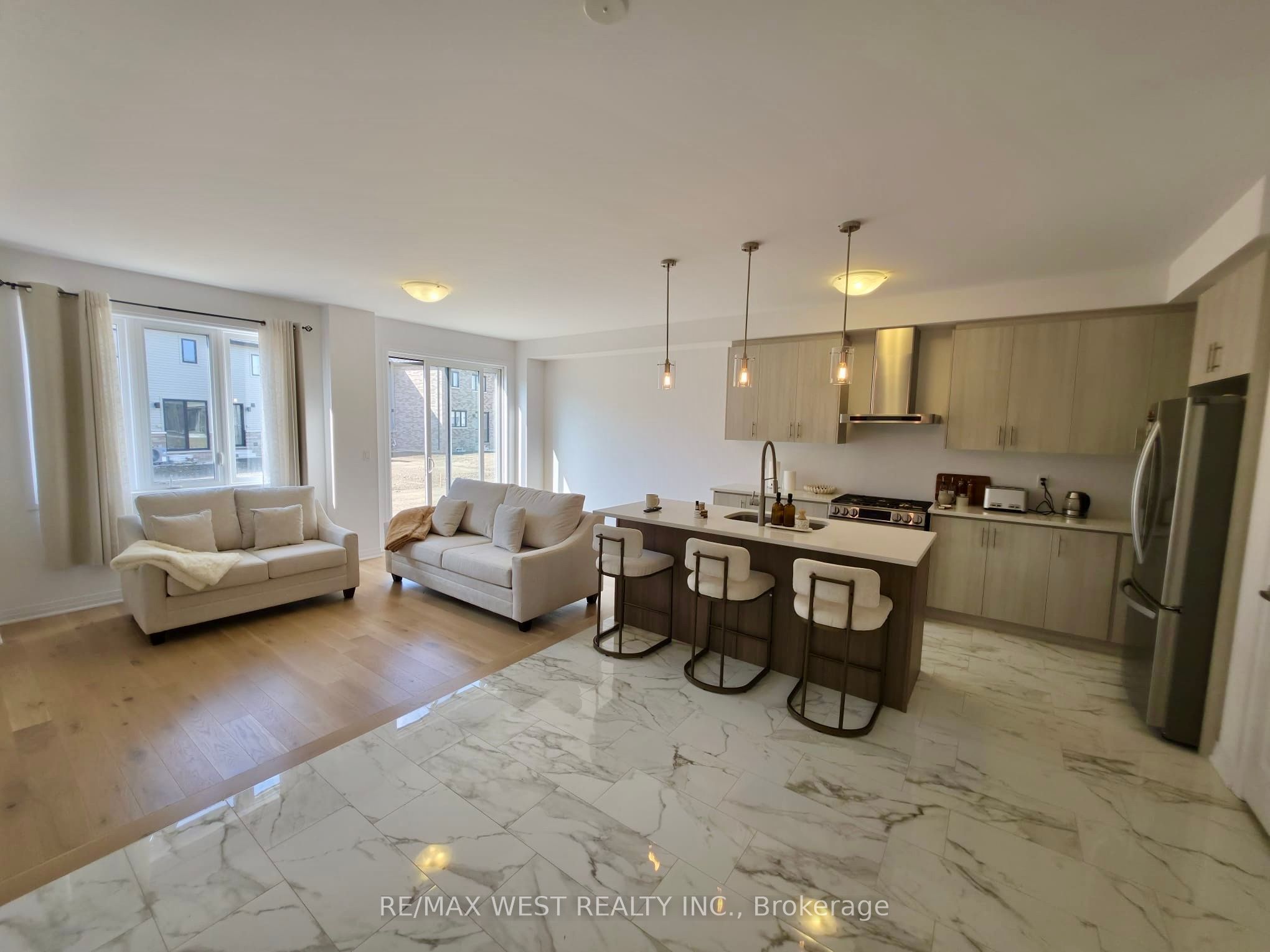 889 Douro Street Property Photo 3