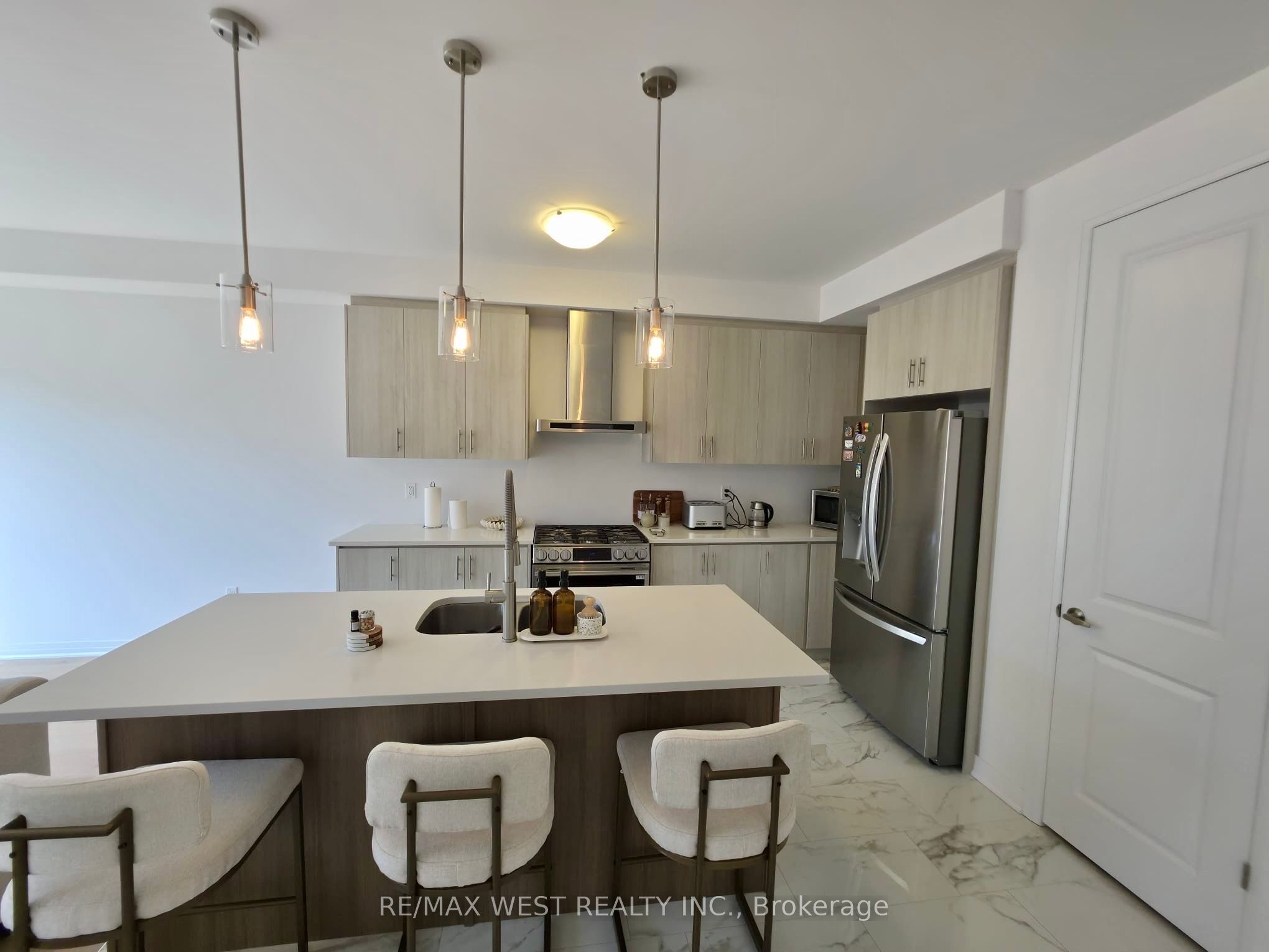 889 Douro Street Property Photo 4
