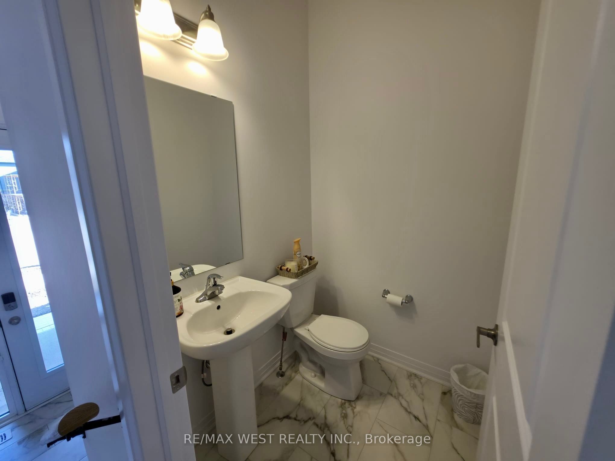 889 Douro Street Property Photo 5