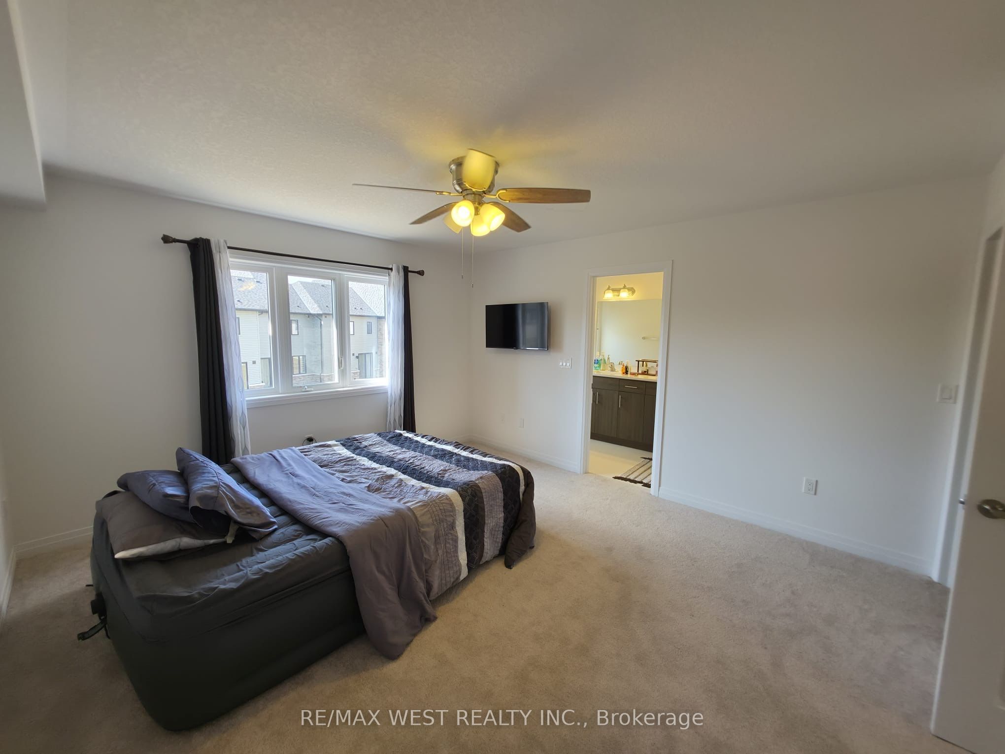 889 Douro Street Property Photo 6