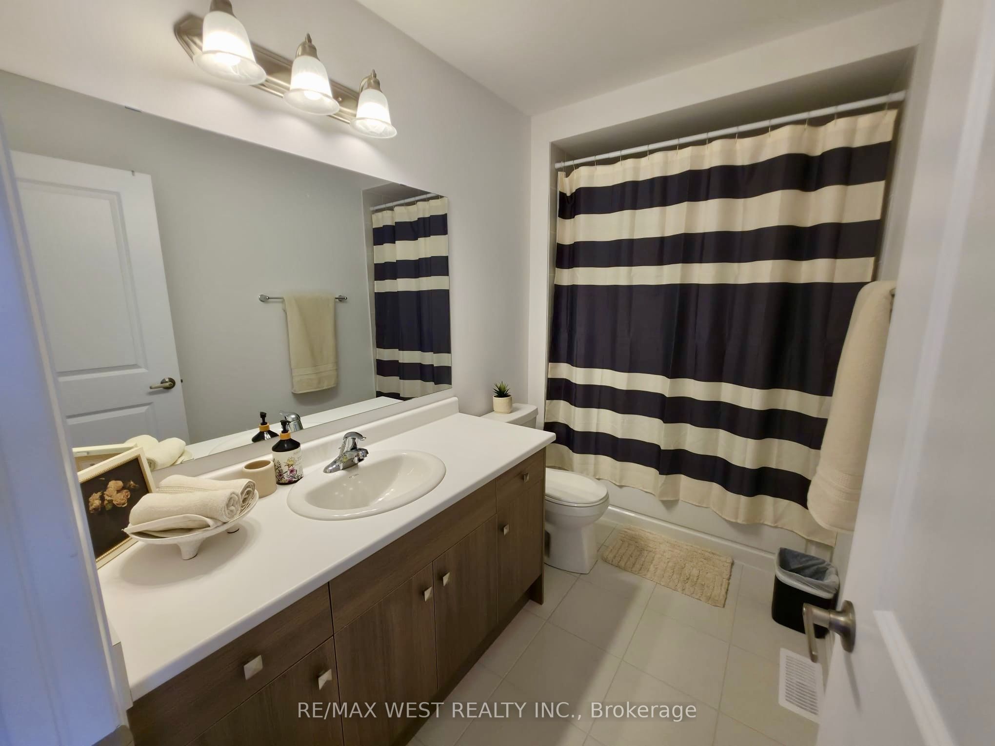 889 Douro Street Property Photo 7