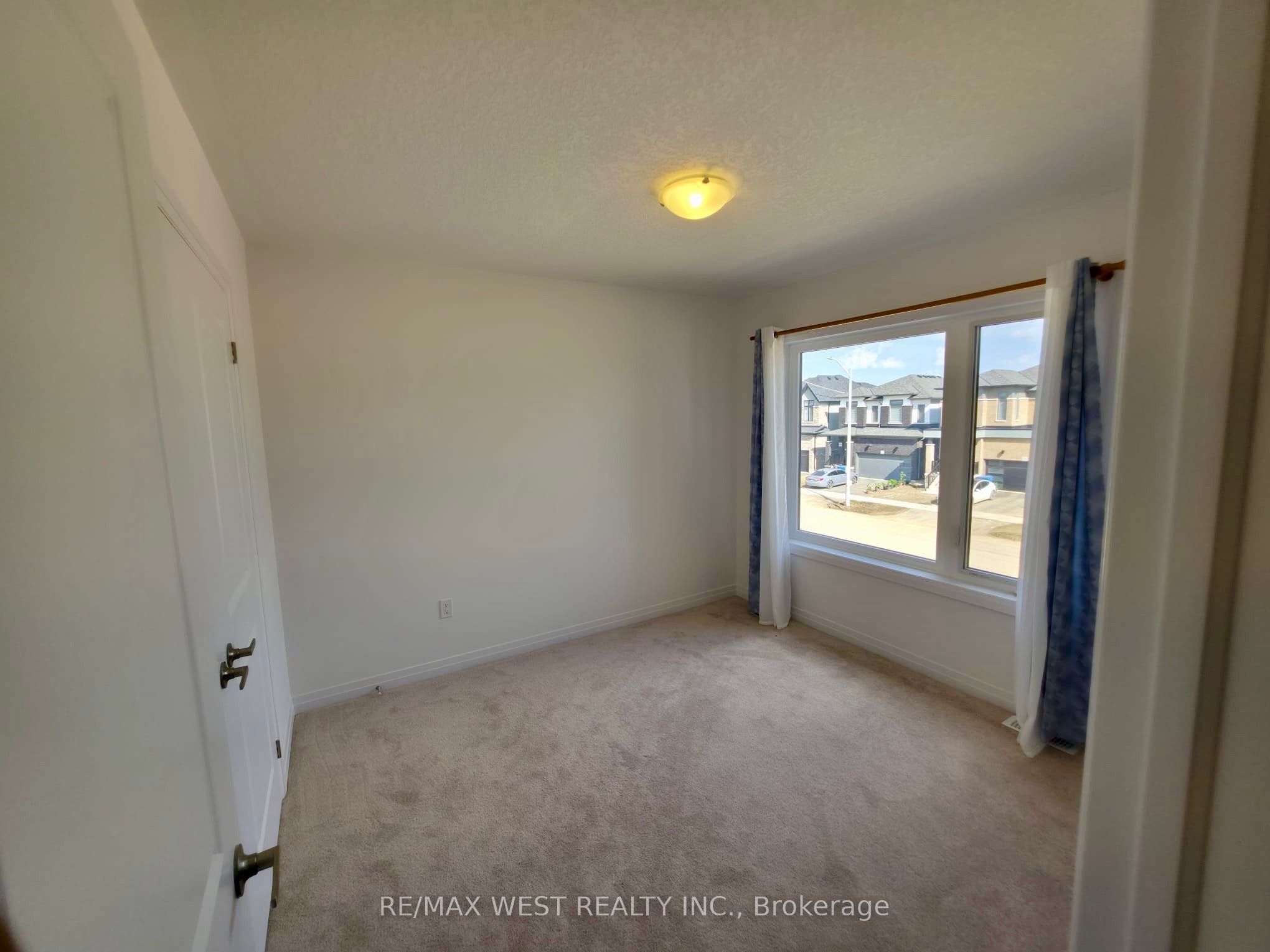 889 Douro Street Property Photo 8
