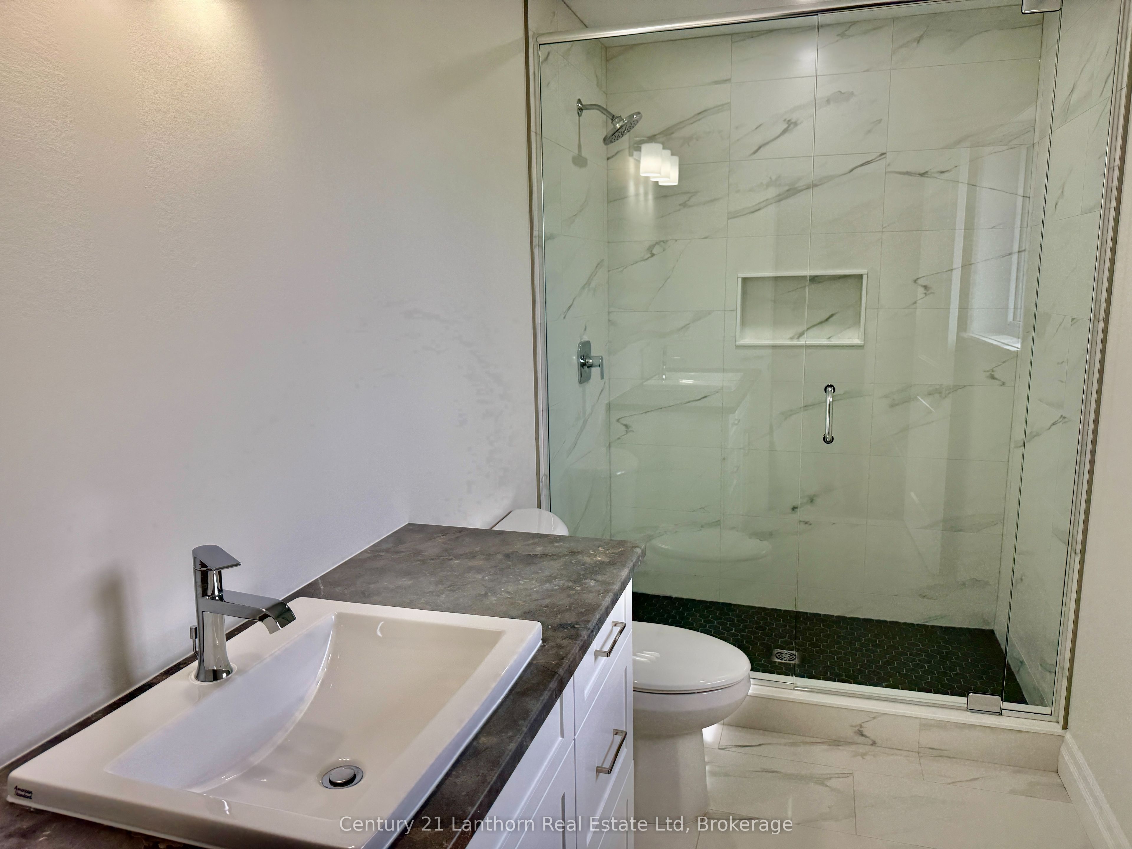 2437 North Street Property Photo 8