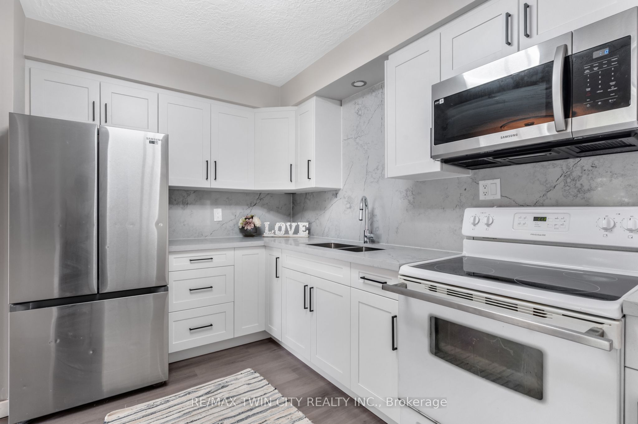 104 Ralgreen Crescent Property Photo 8