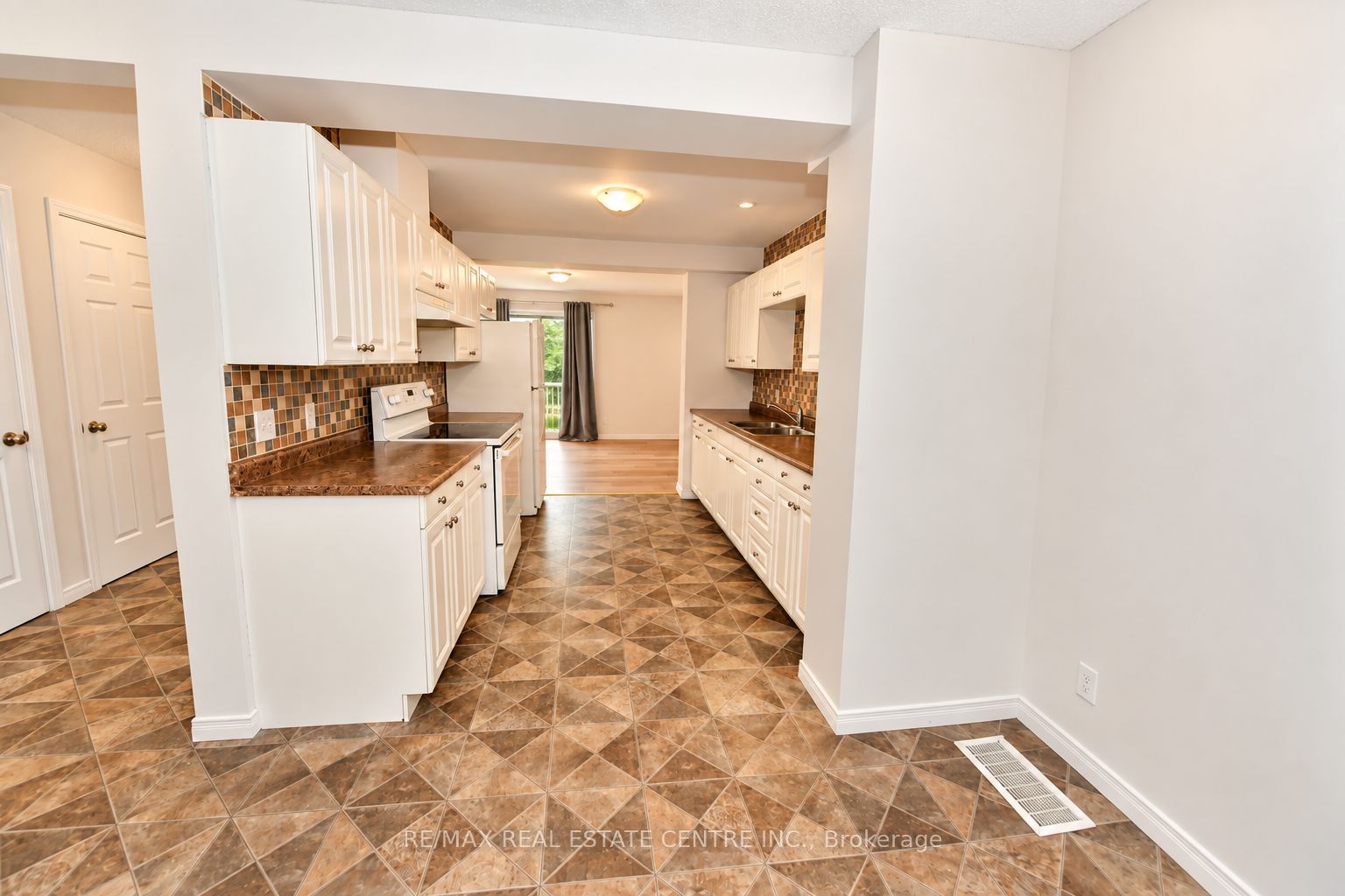 23 Howe Drive 8 Property Photo 3