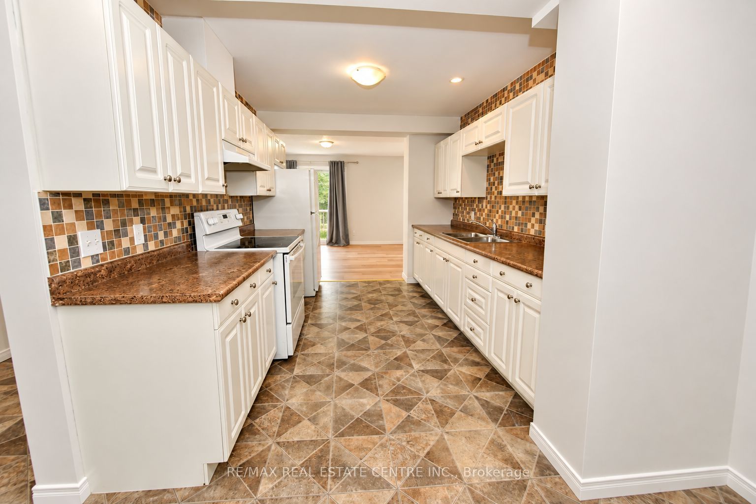 23 Howe Drive 8 Property Photo 4