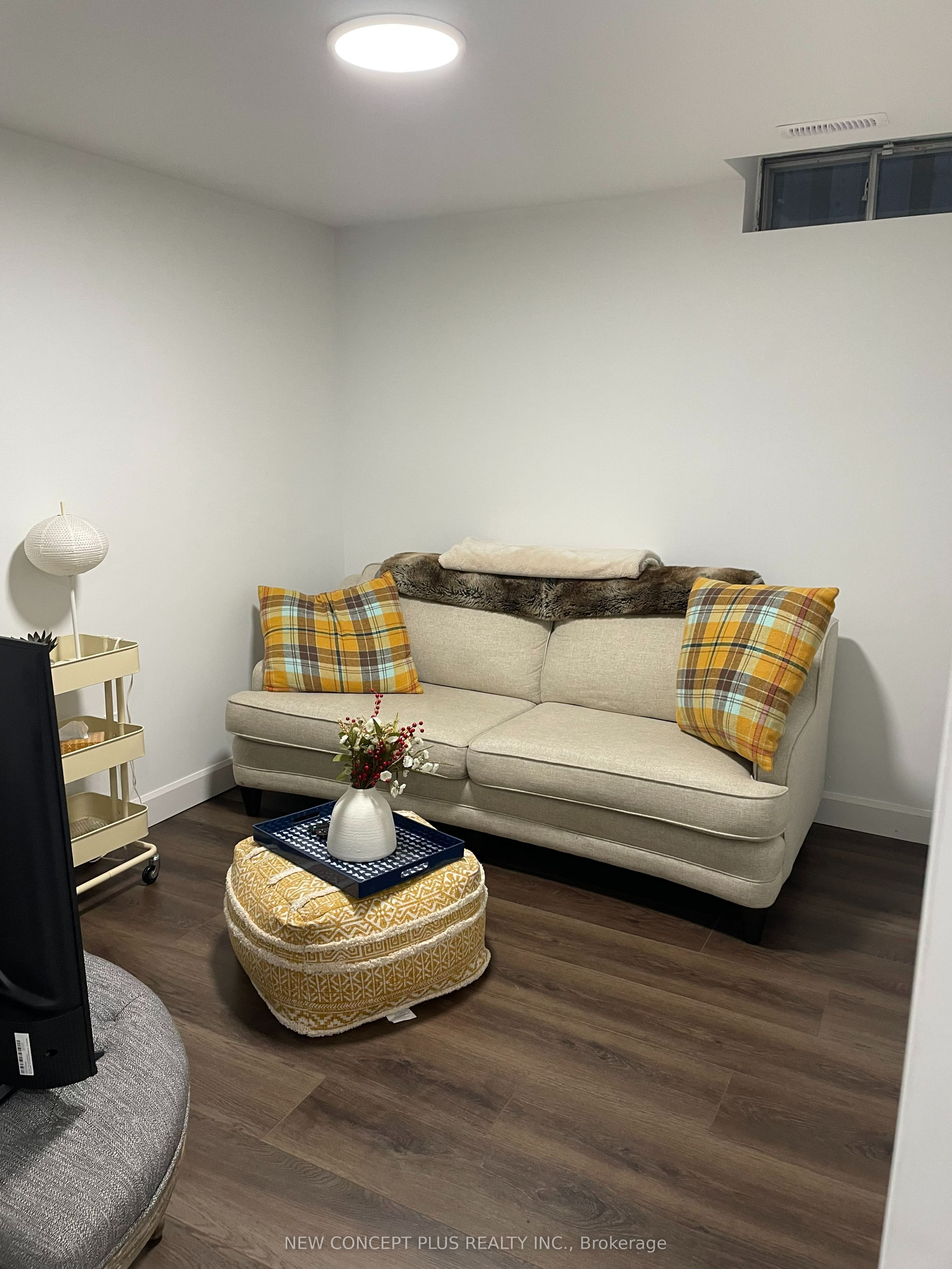 41 Royaledge Way Basement Property Photo 3