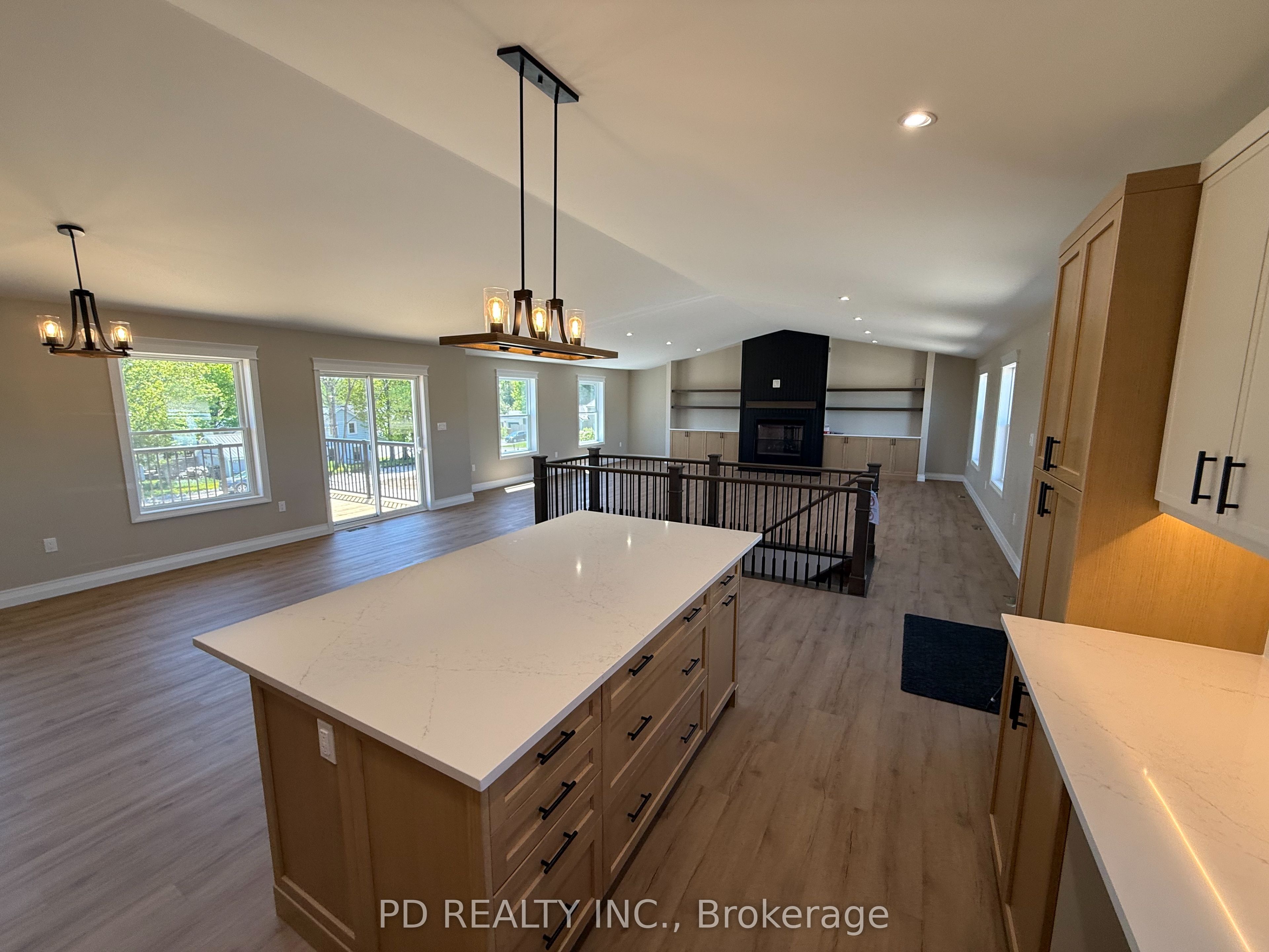 2467 Queen Mary Street Property Photo 6
