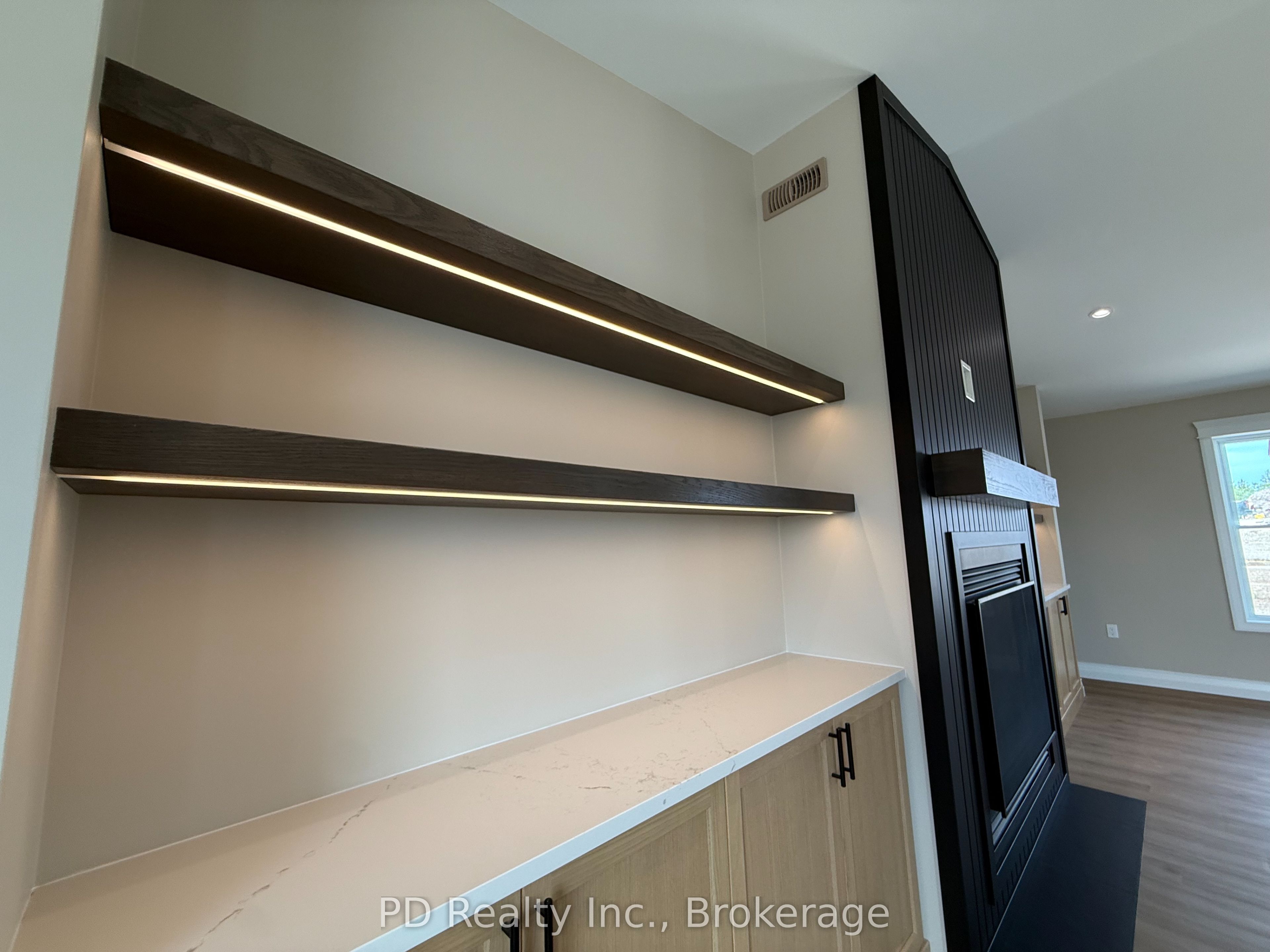 2467 Queen Mary Street Property Photo 7