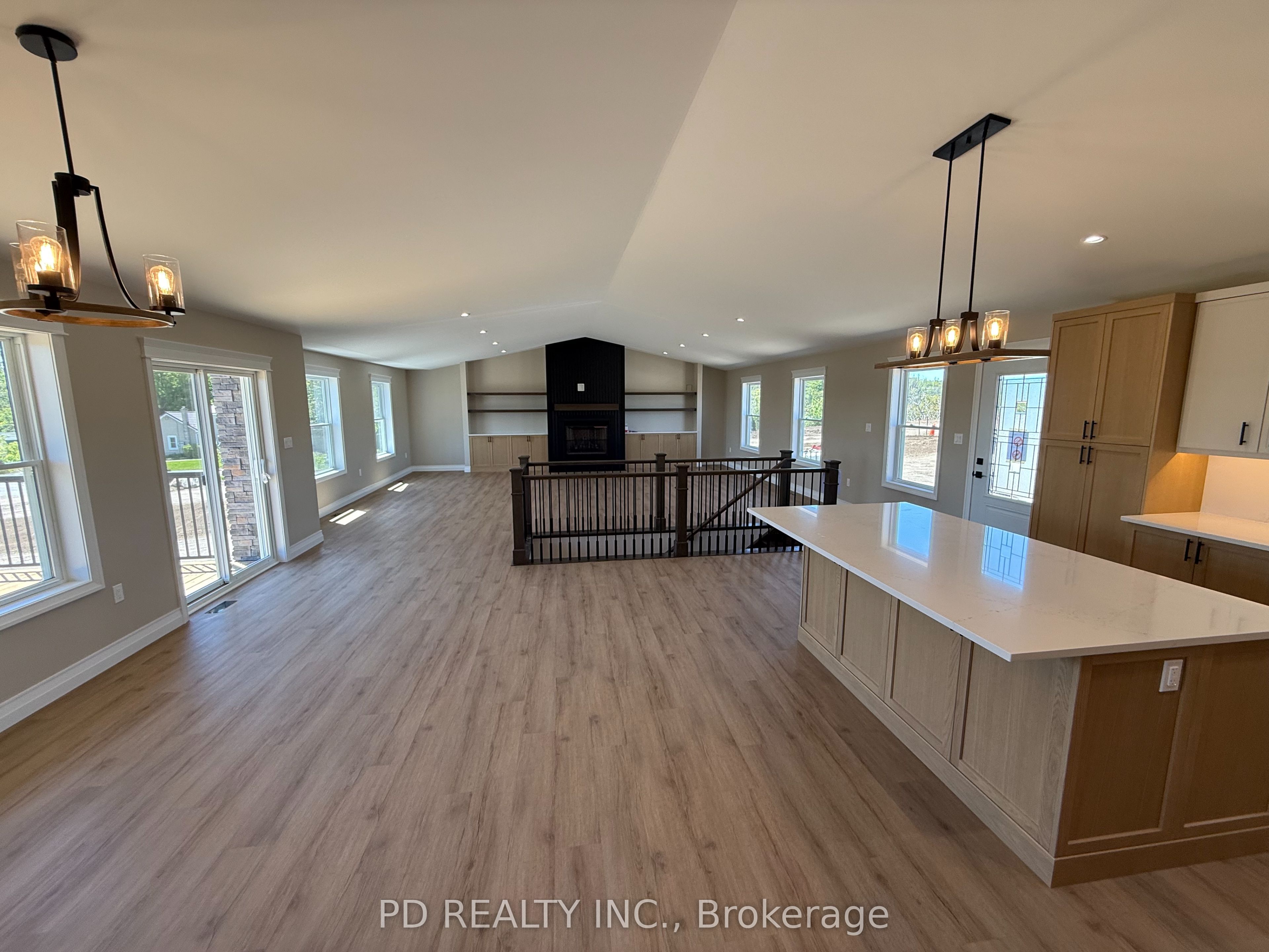 2467 Queen Mary Street Property Photo 8