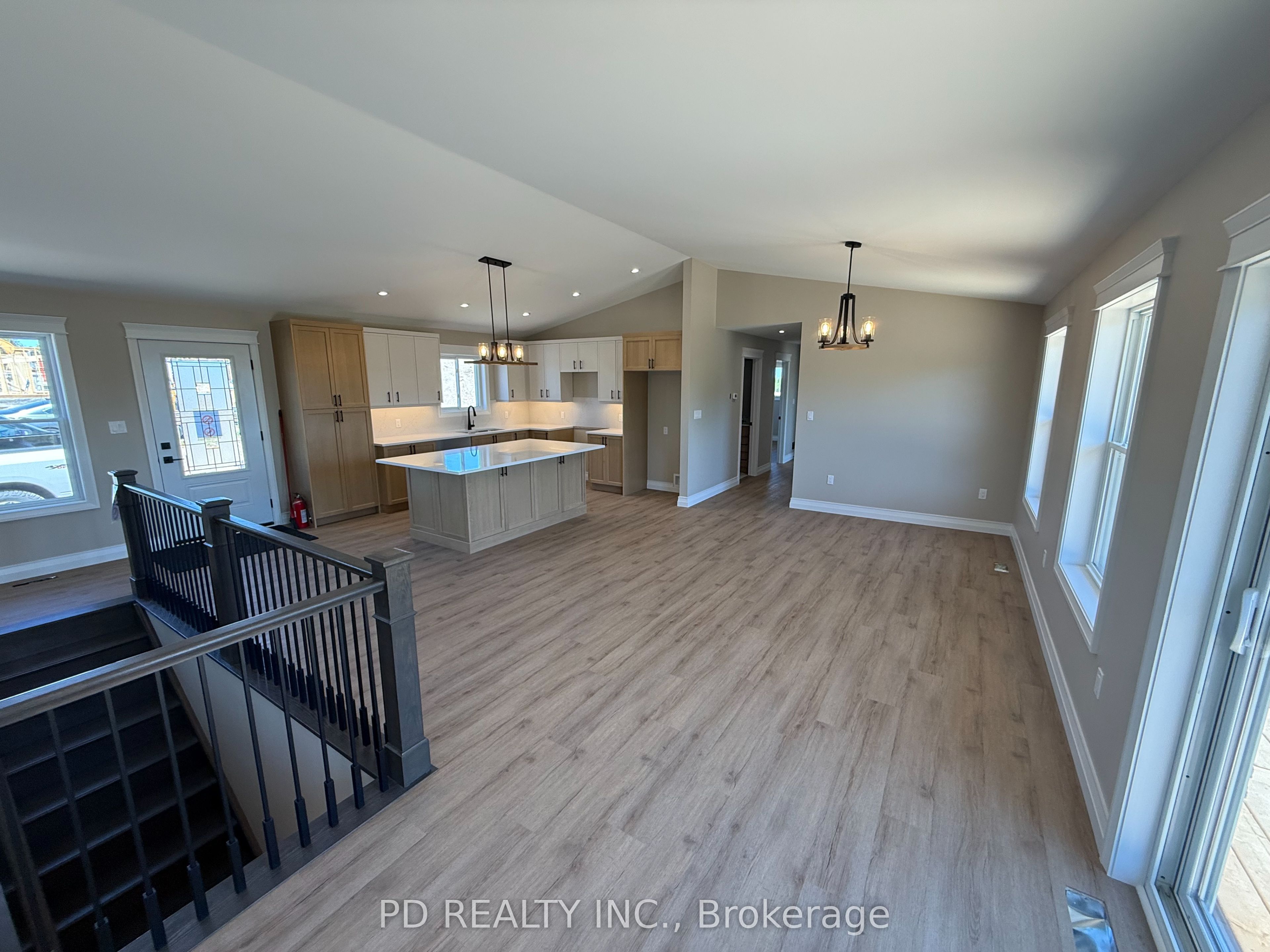 2467 Queen Mary Street Property Photo 9