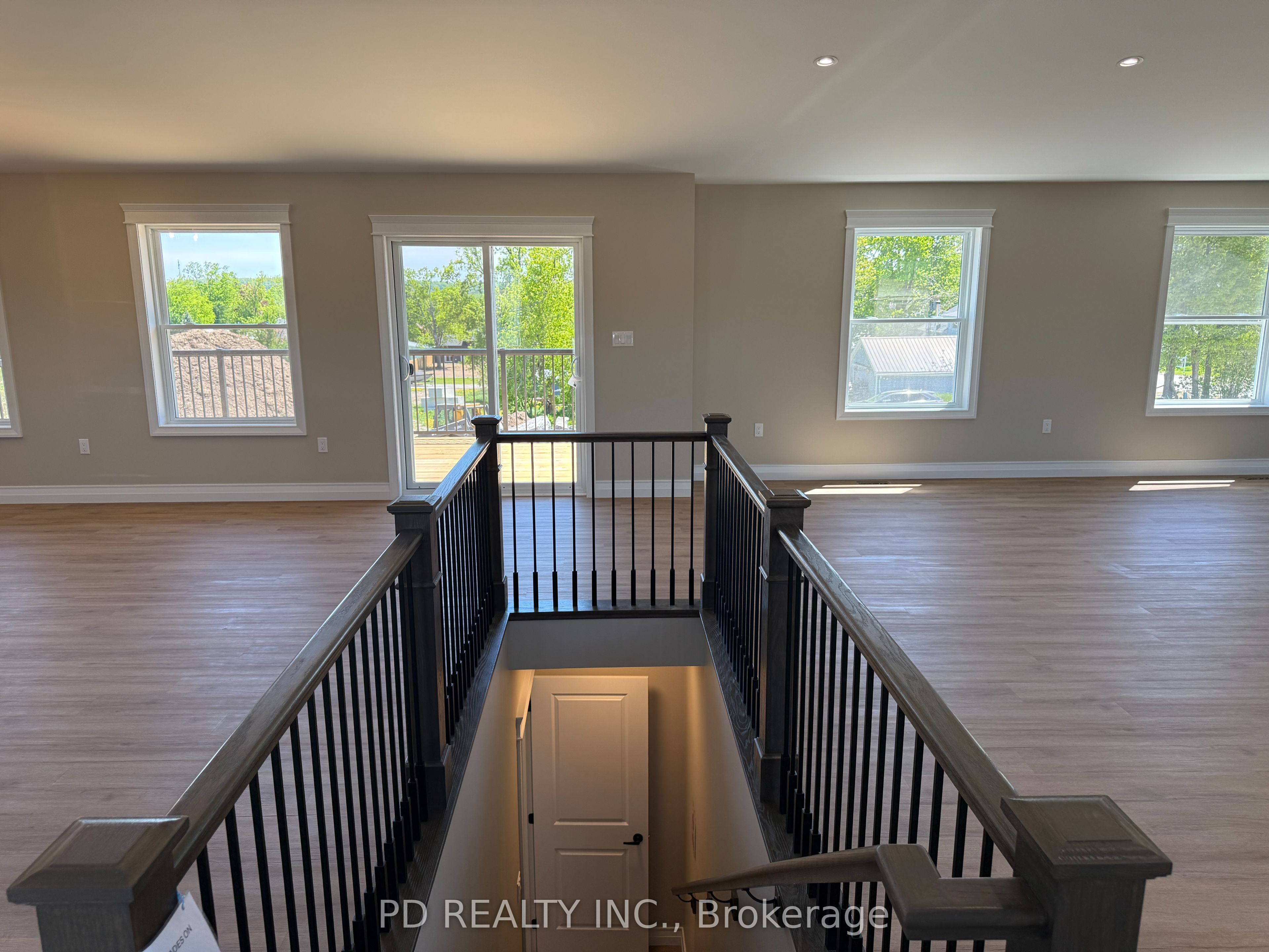 2467 Queen Mary Street Property Photo 10