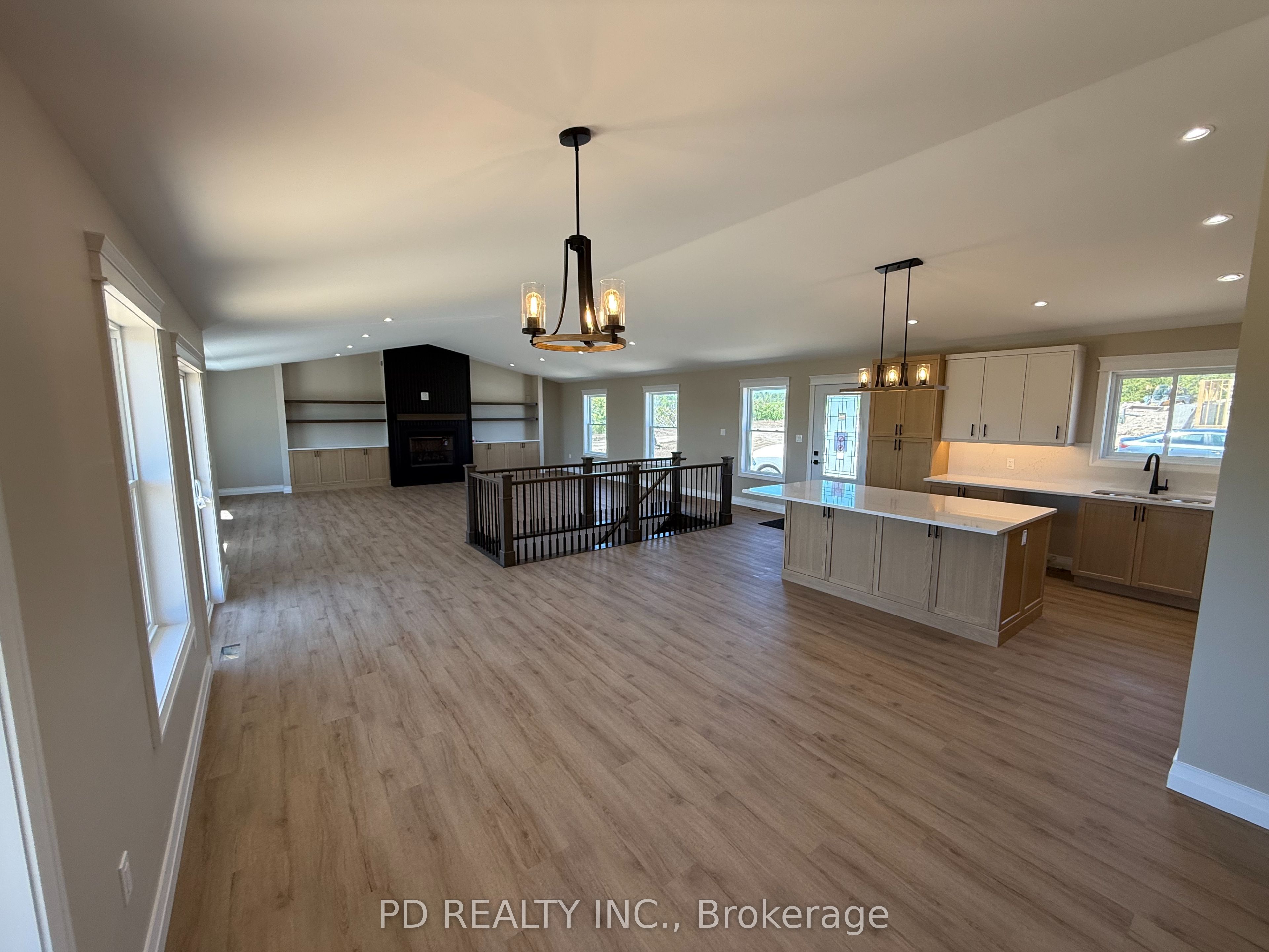 2467 Queen Mary Street Property Photo 11