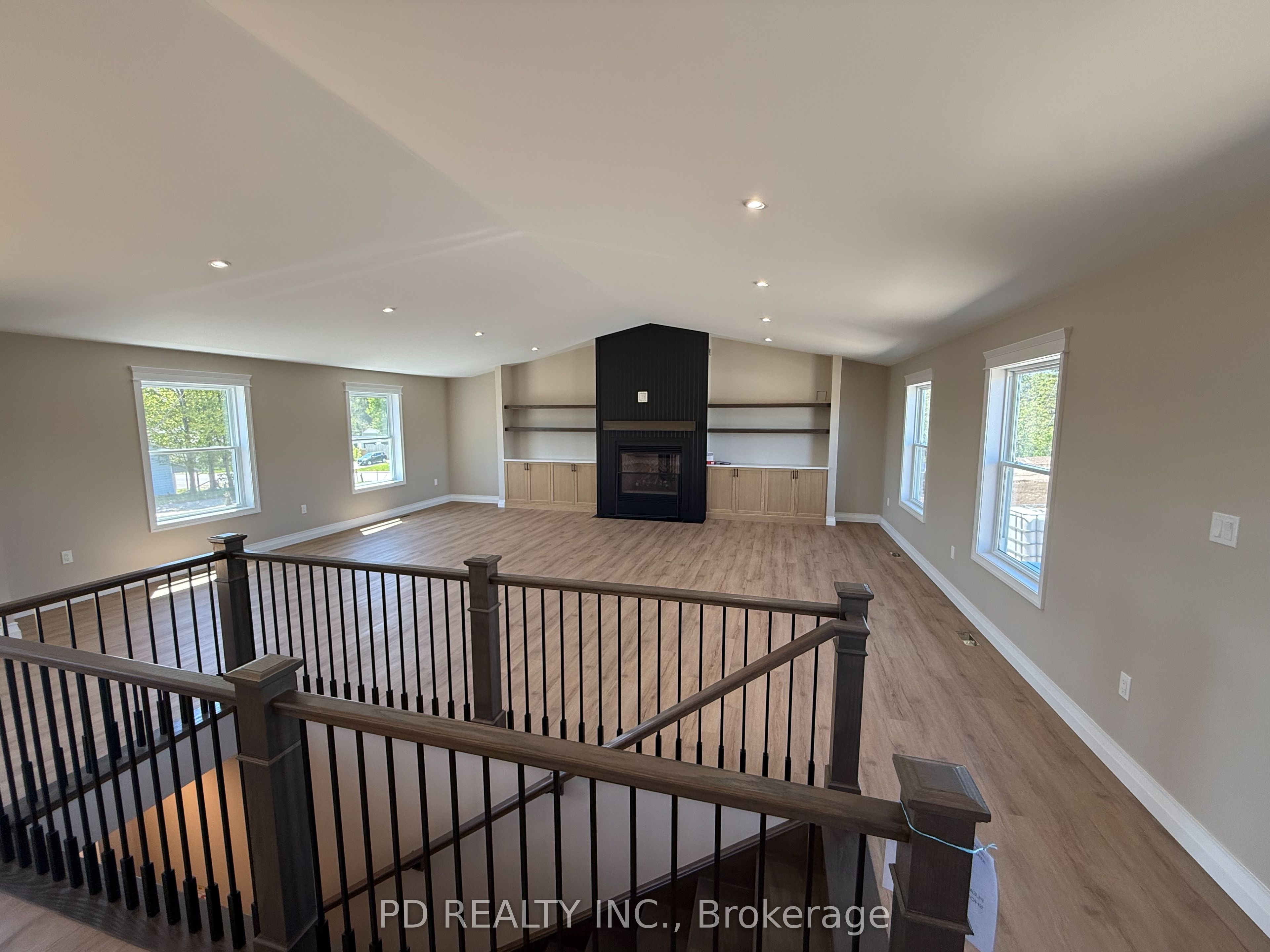 2467 Queen Mary Street Property Photo 12