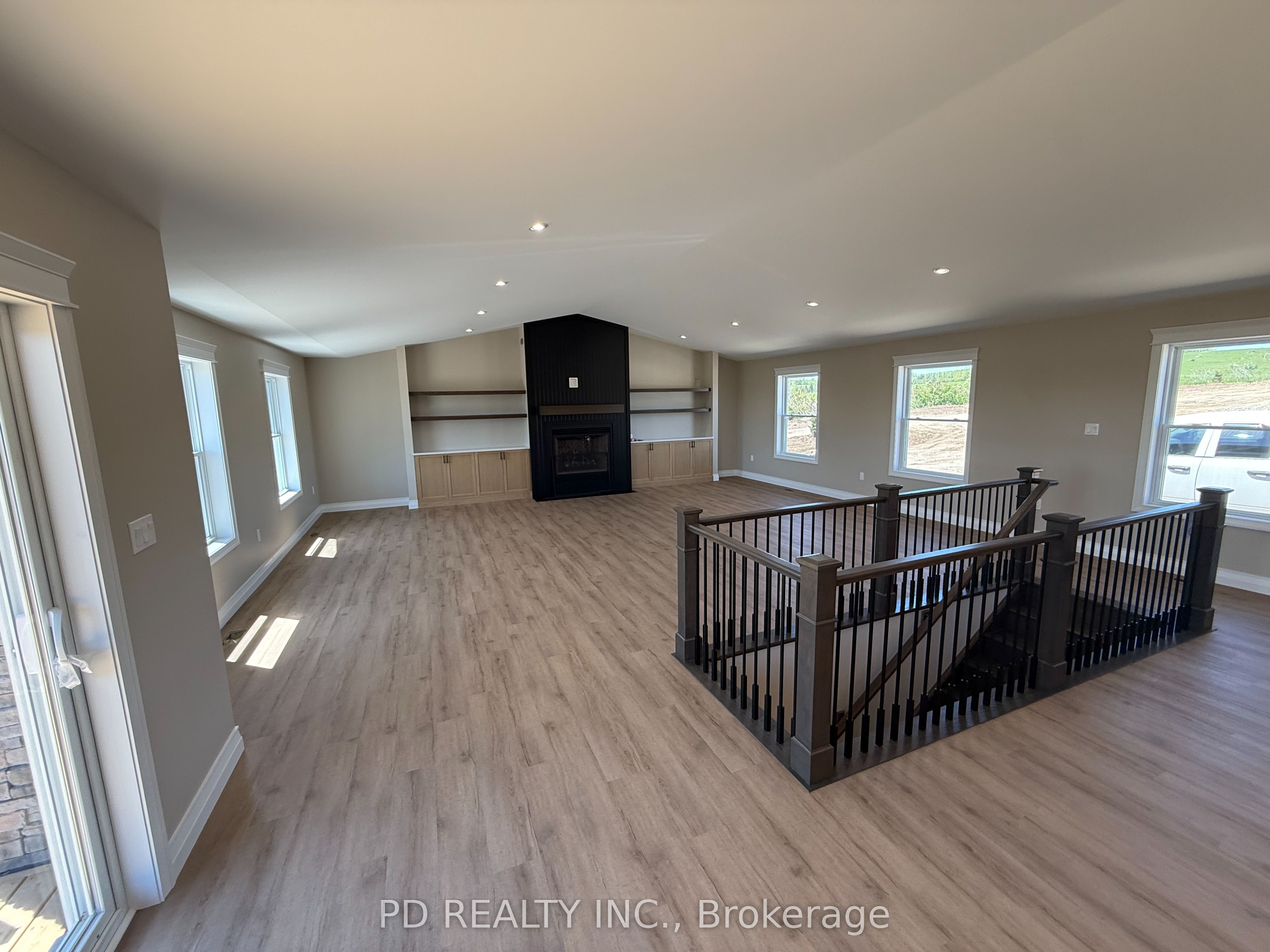 2467 Queen Mary Street Property Photo 13