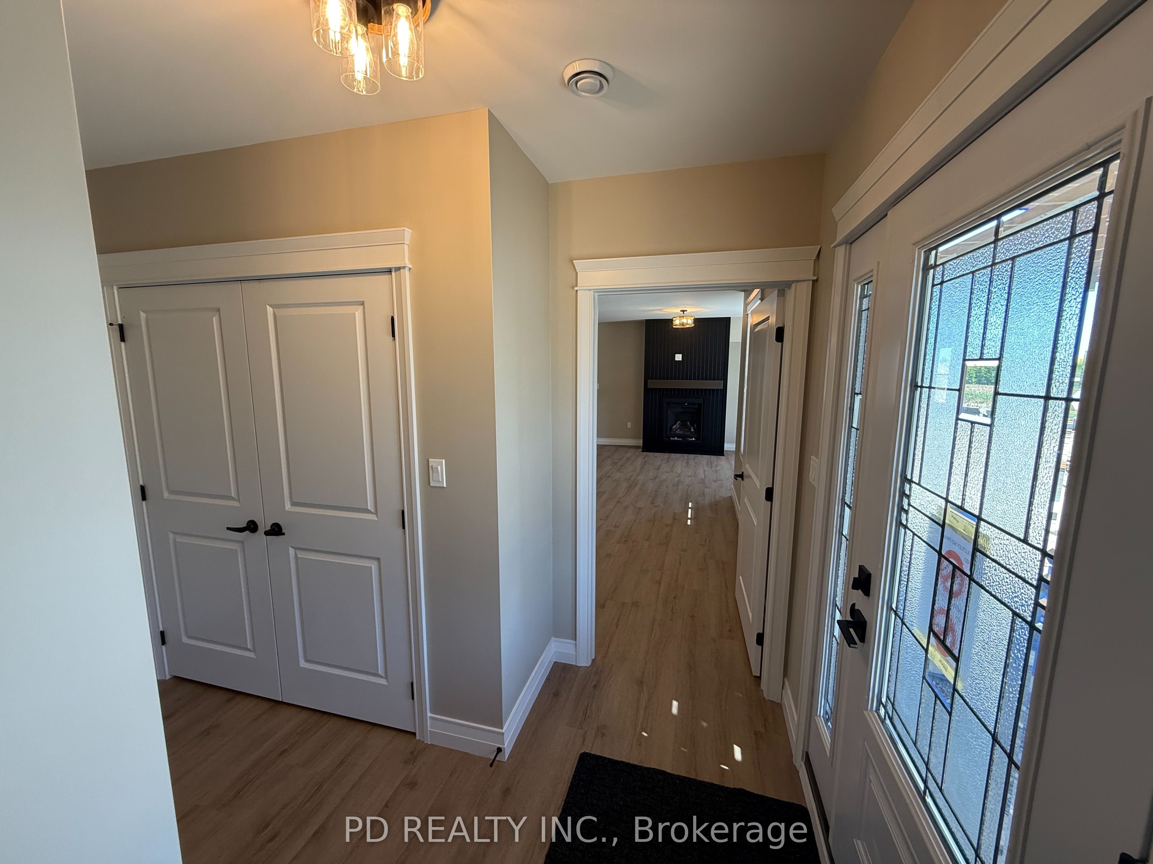 2467 Queen Mary Street Property Photo 14