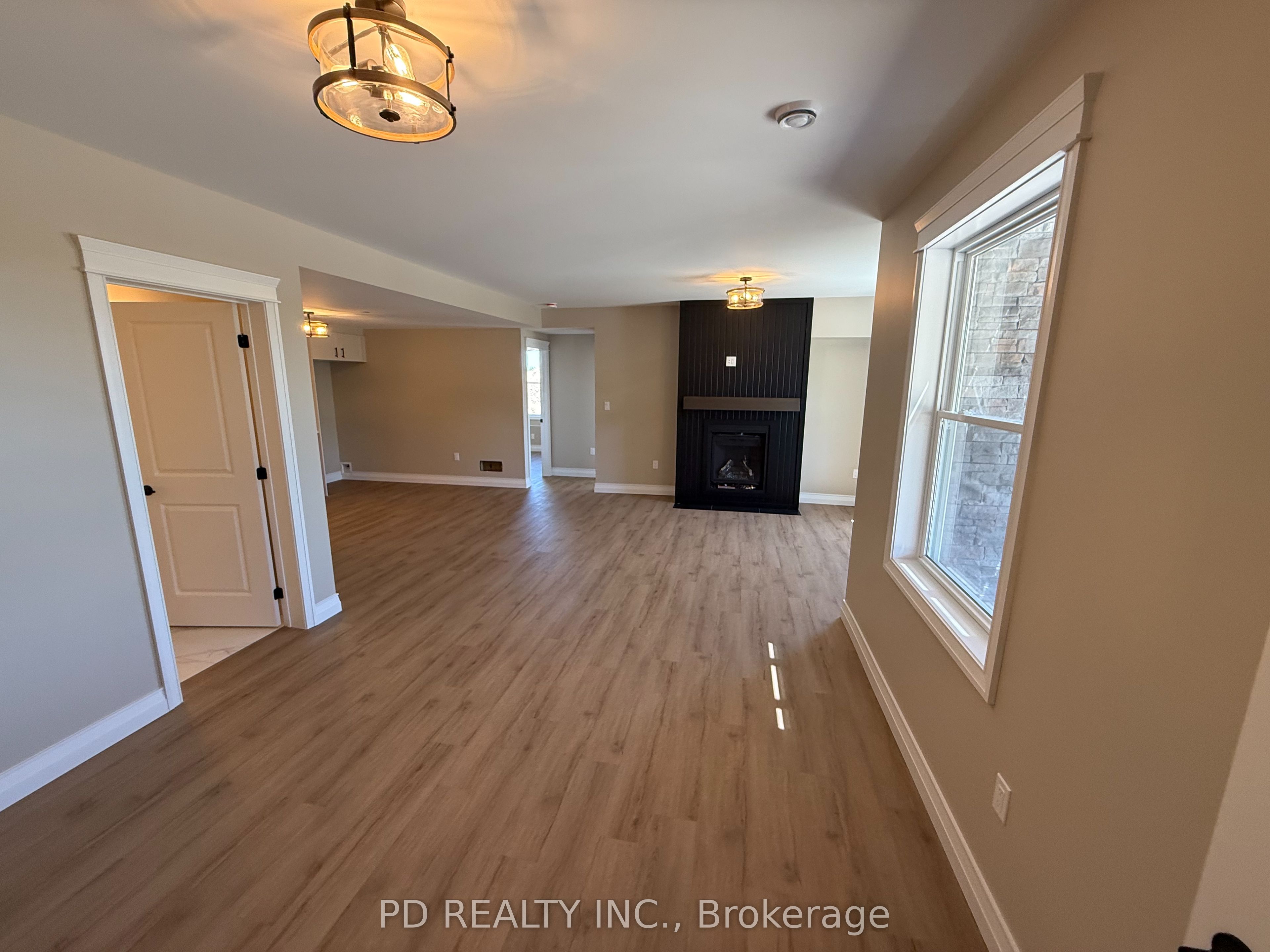 2467 Queen Mary Street Property Photo 15