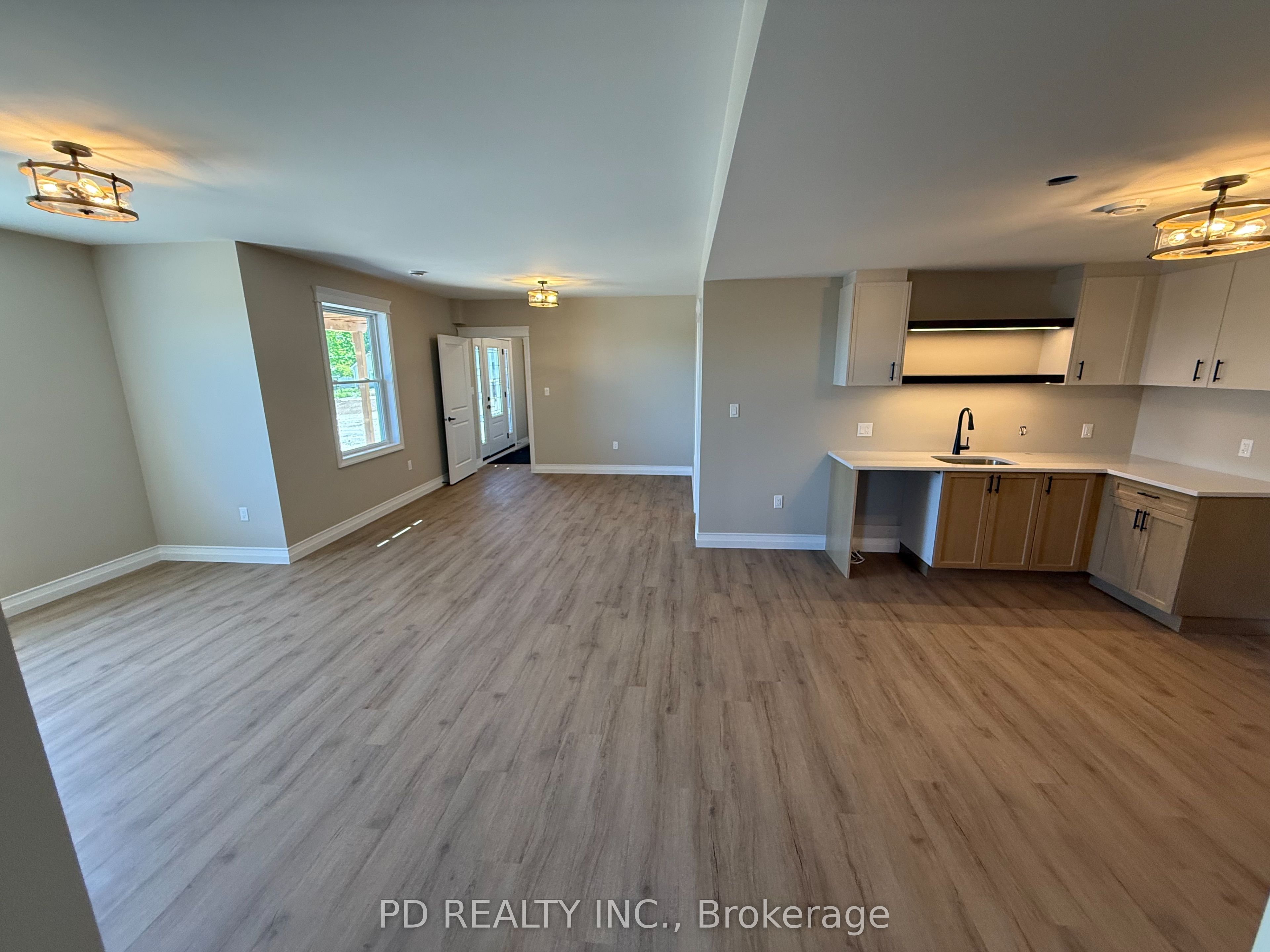2467 Queen Mary Street Property Photo 21