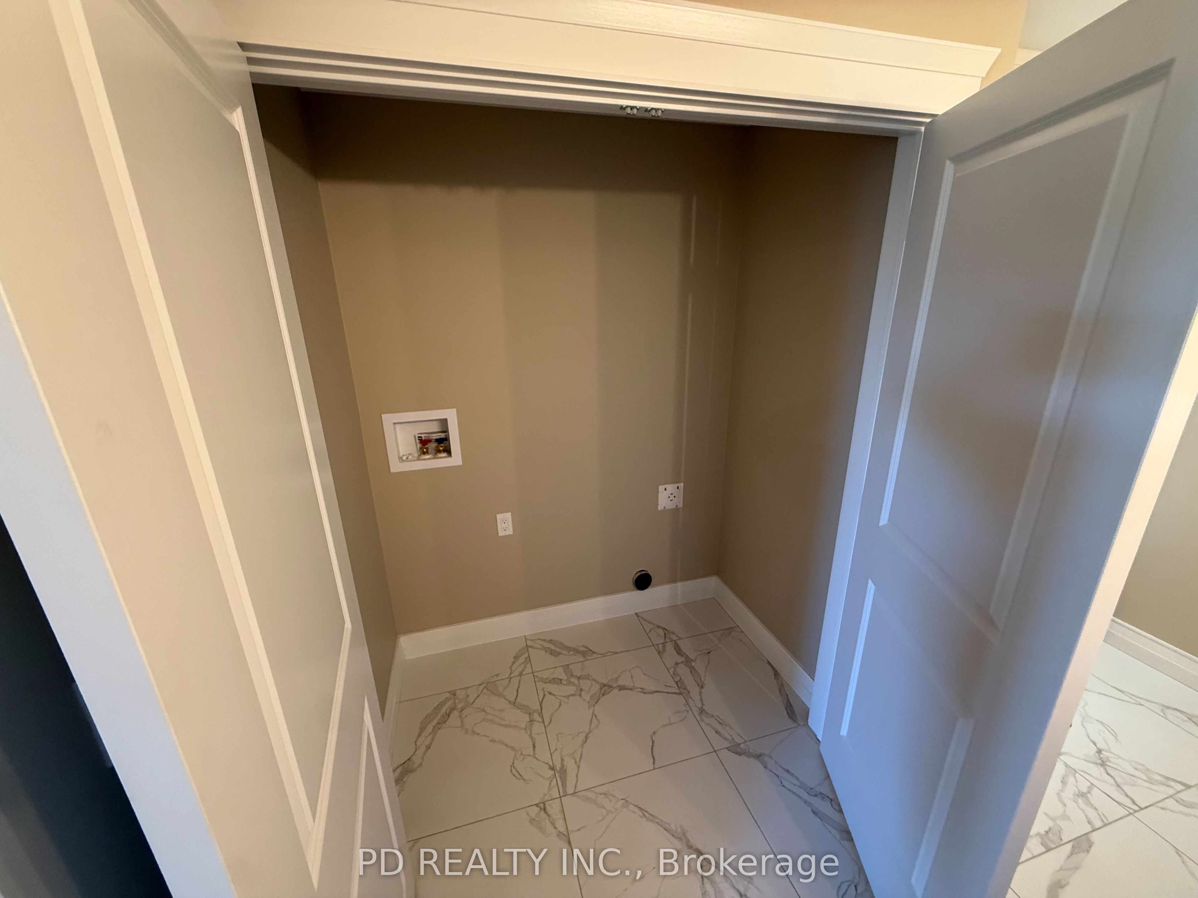2467 Queen Mary Street Property Photo 22