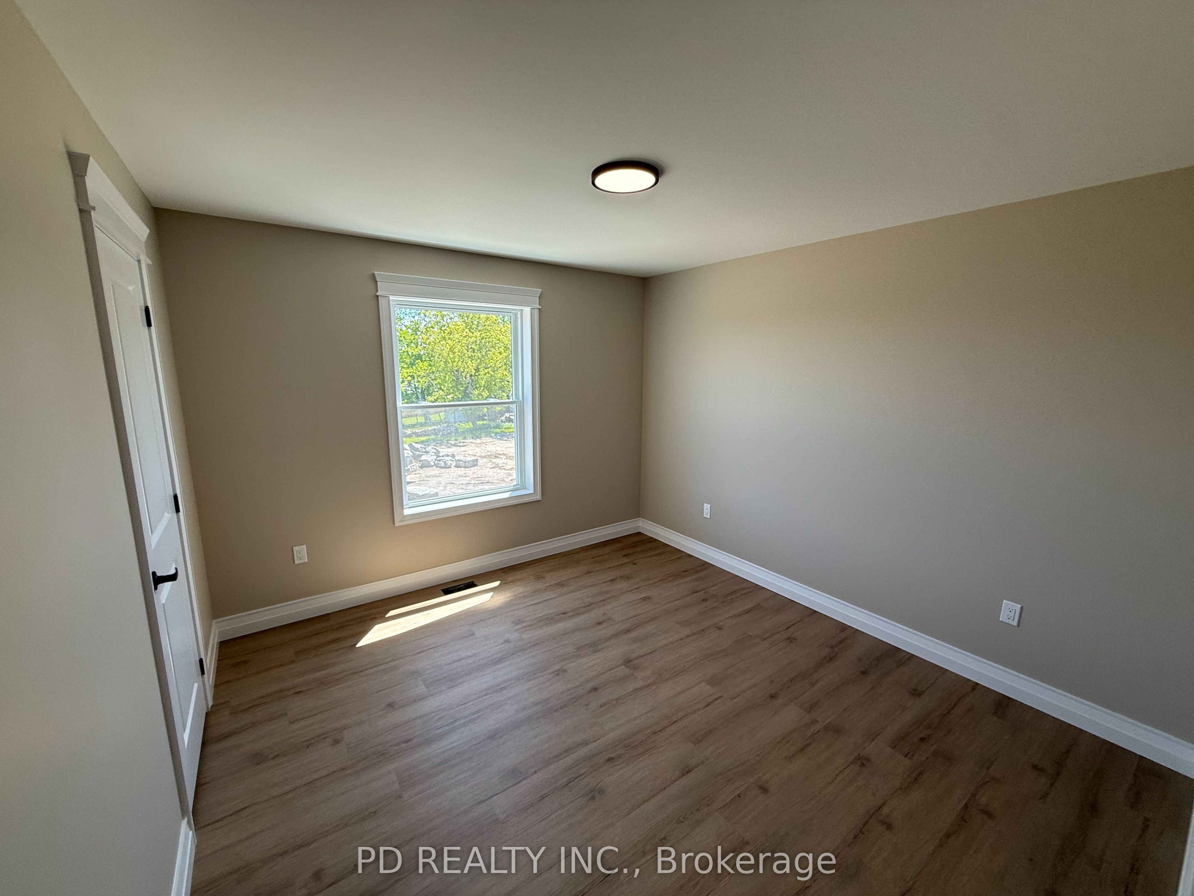 2467 Queen Mary Street Property Photo 24
