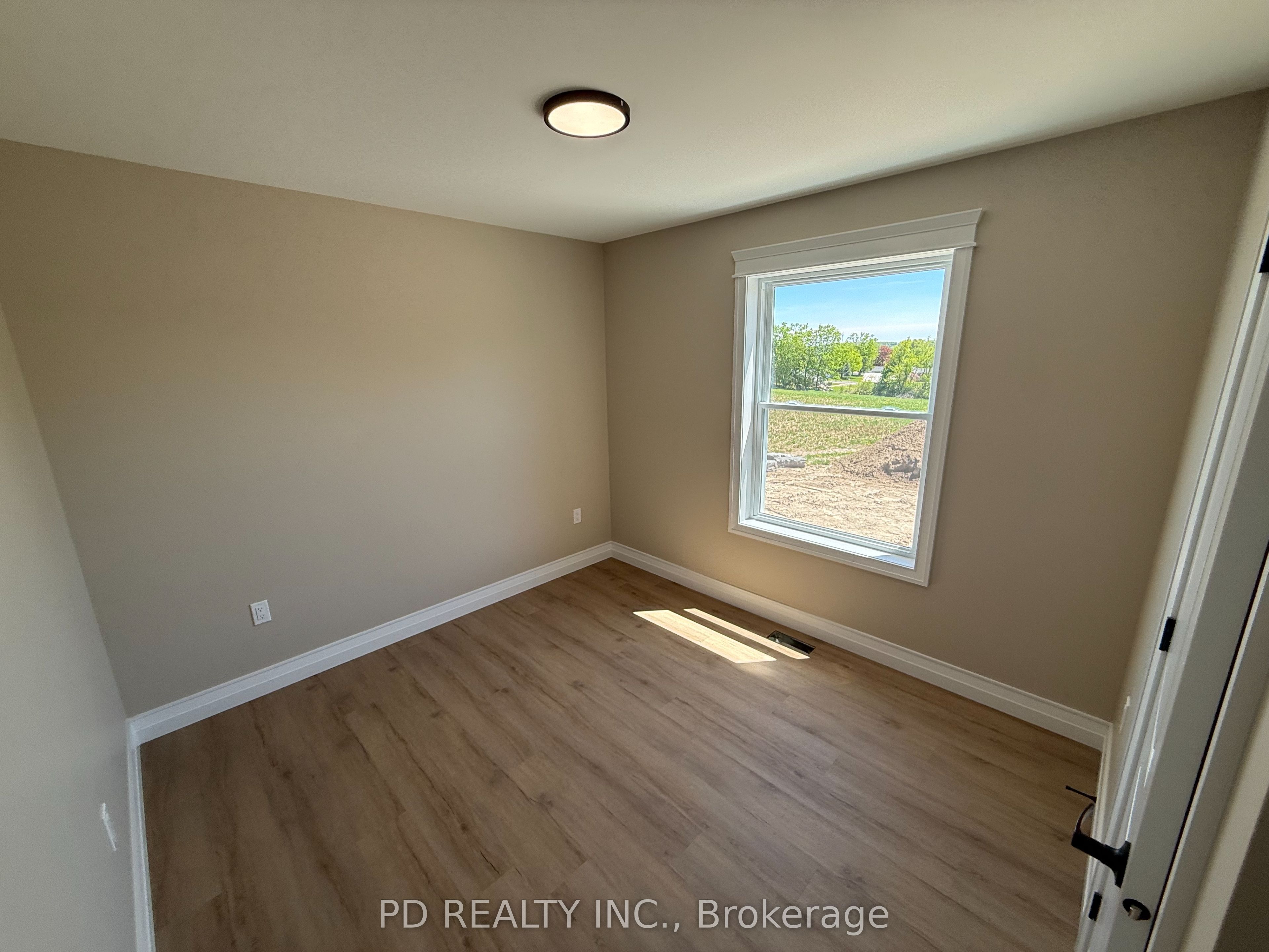2467 Queen Mary Street Property Photo 25