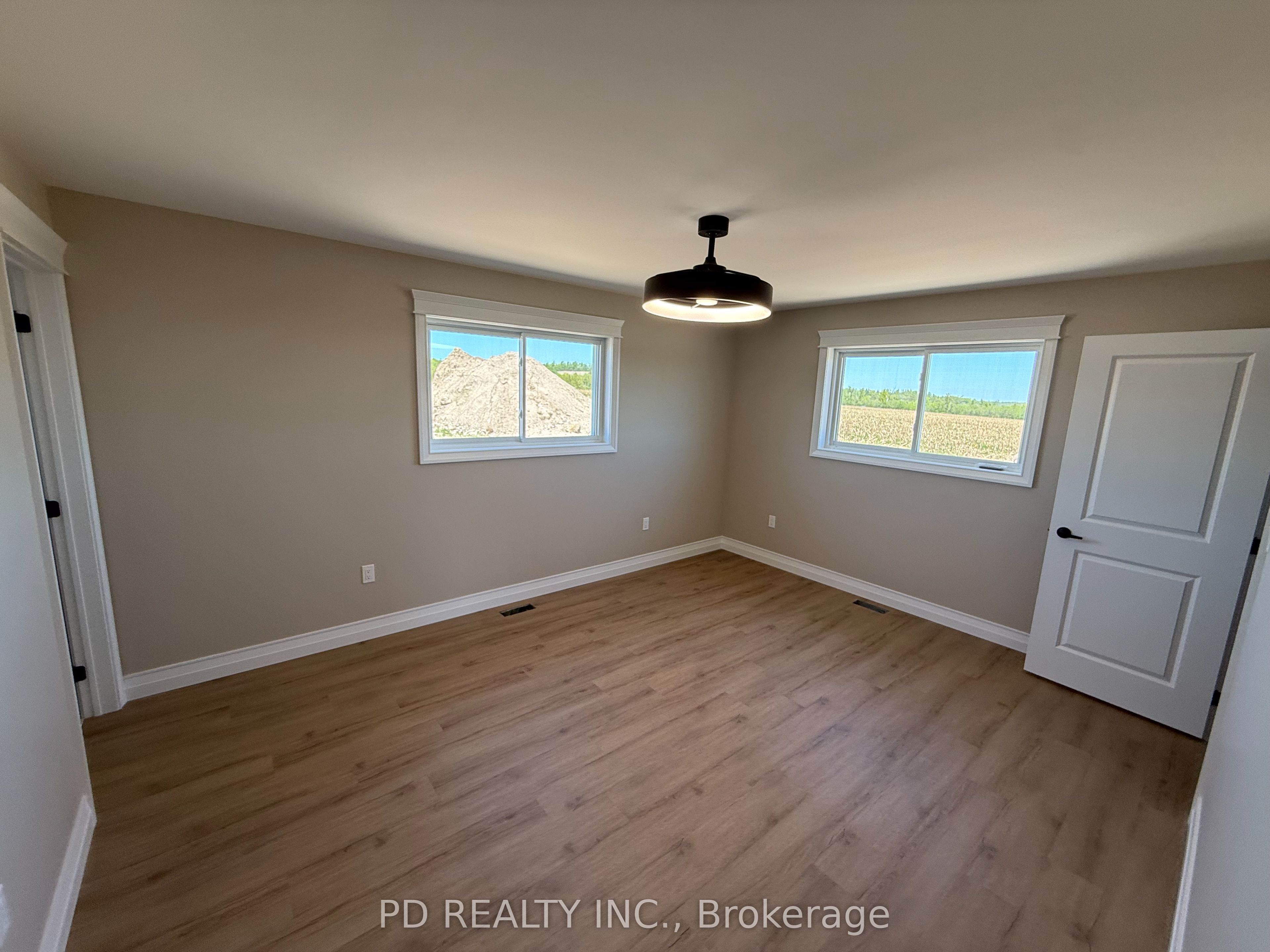 2467 Queen Mary Street Property Photo 27