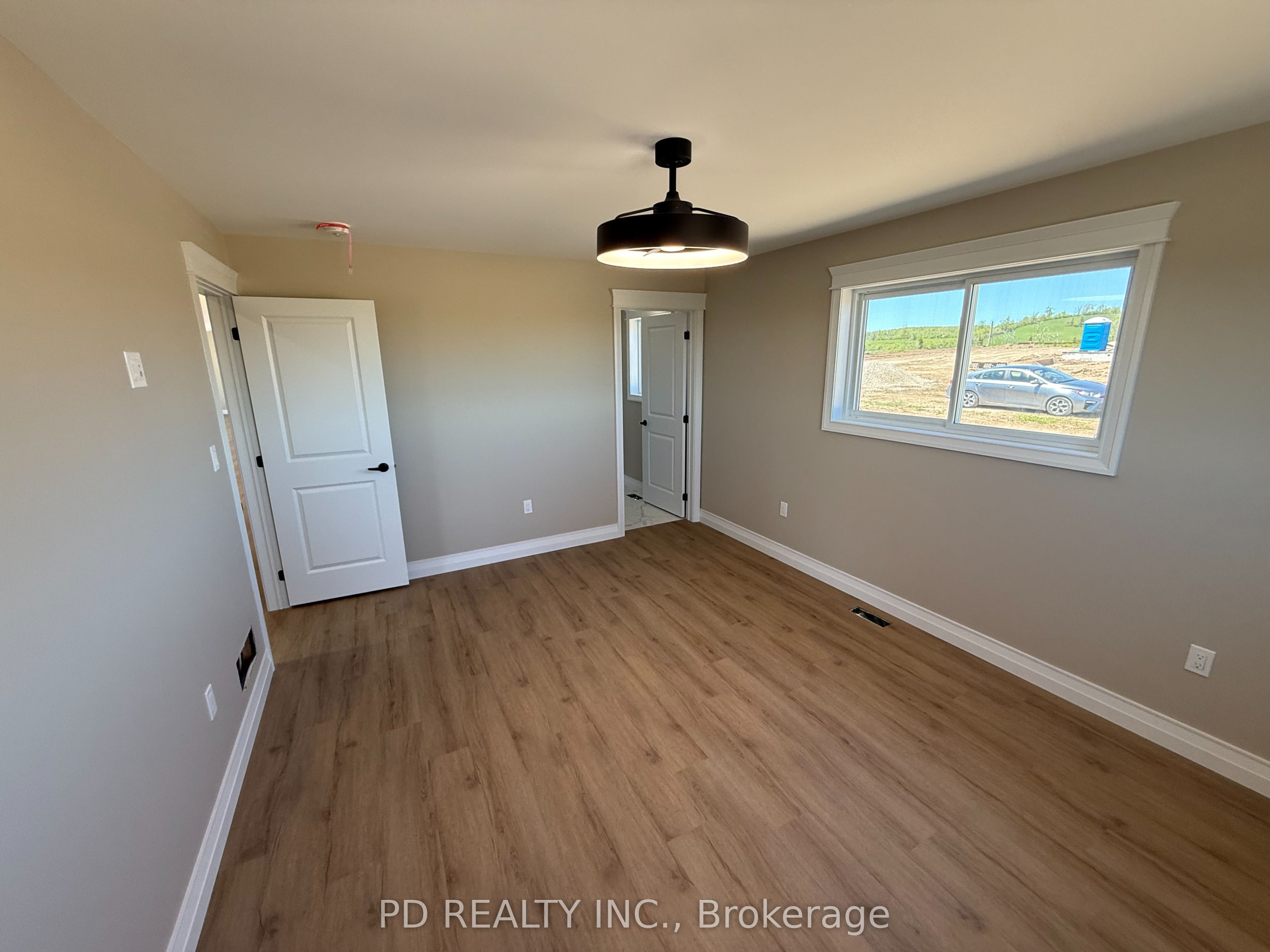 2467 Queen Mary Street Property Photo 28