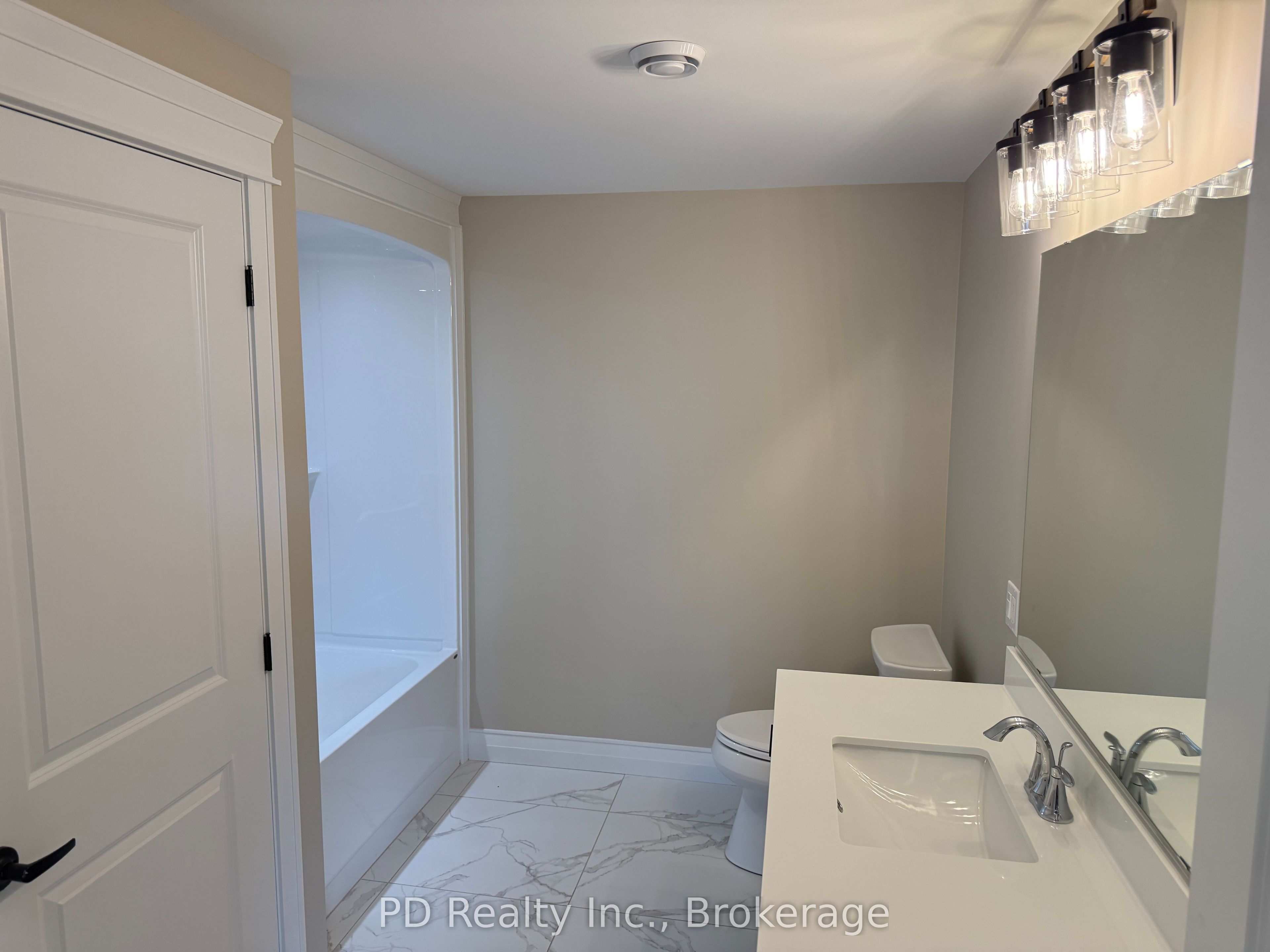 2467 Queen Mary Street Property Photo 32