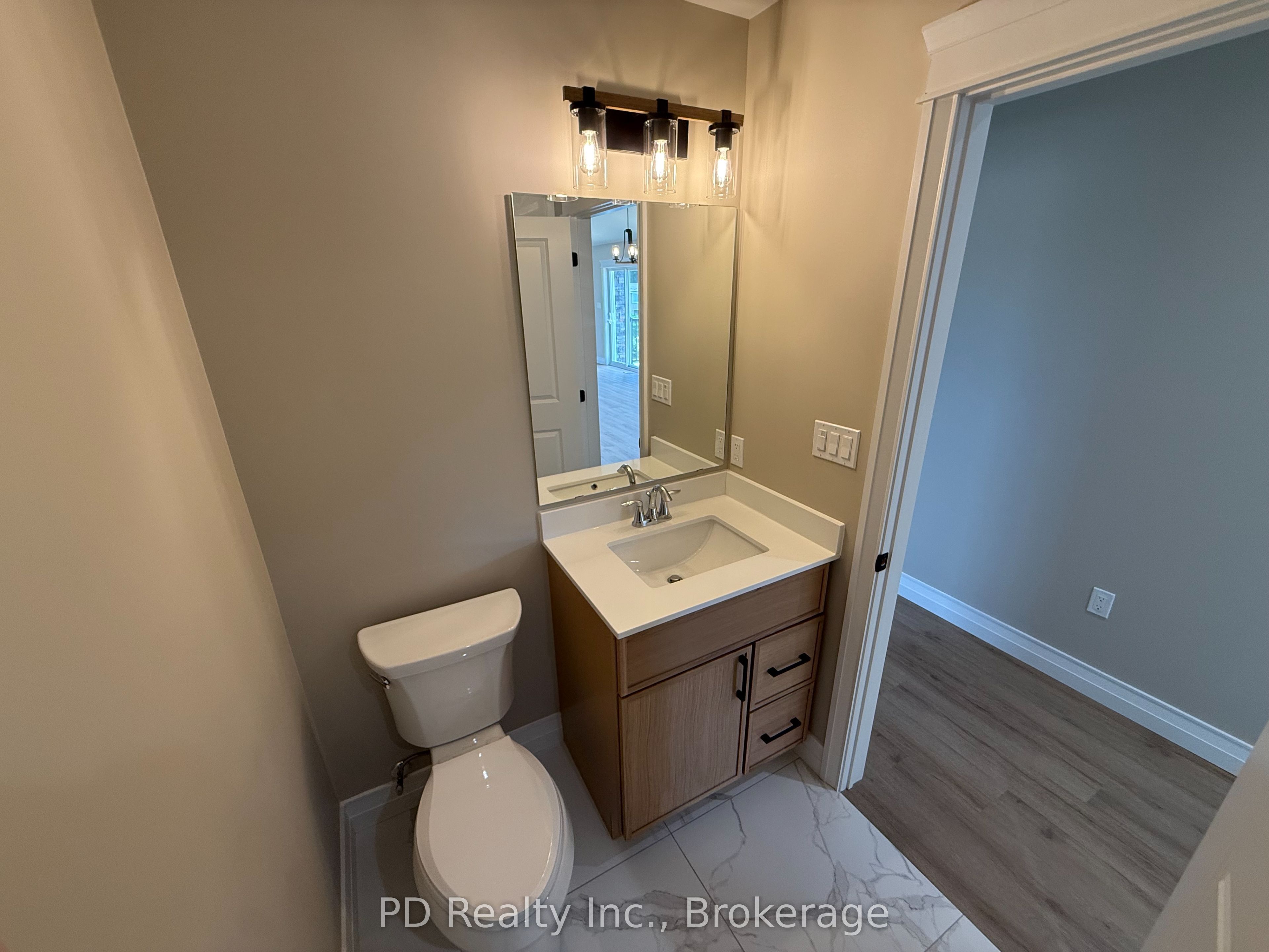 2467 Queen Mary Street Property Photo 36