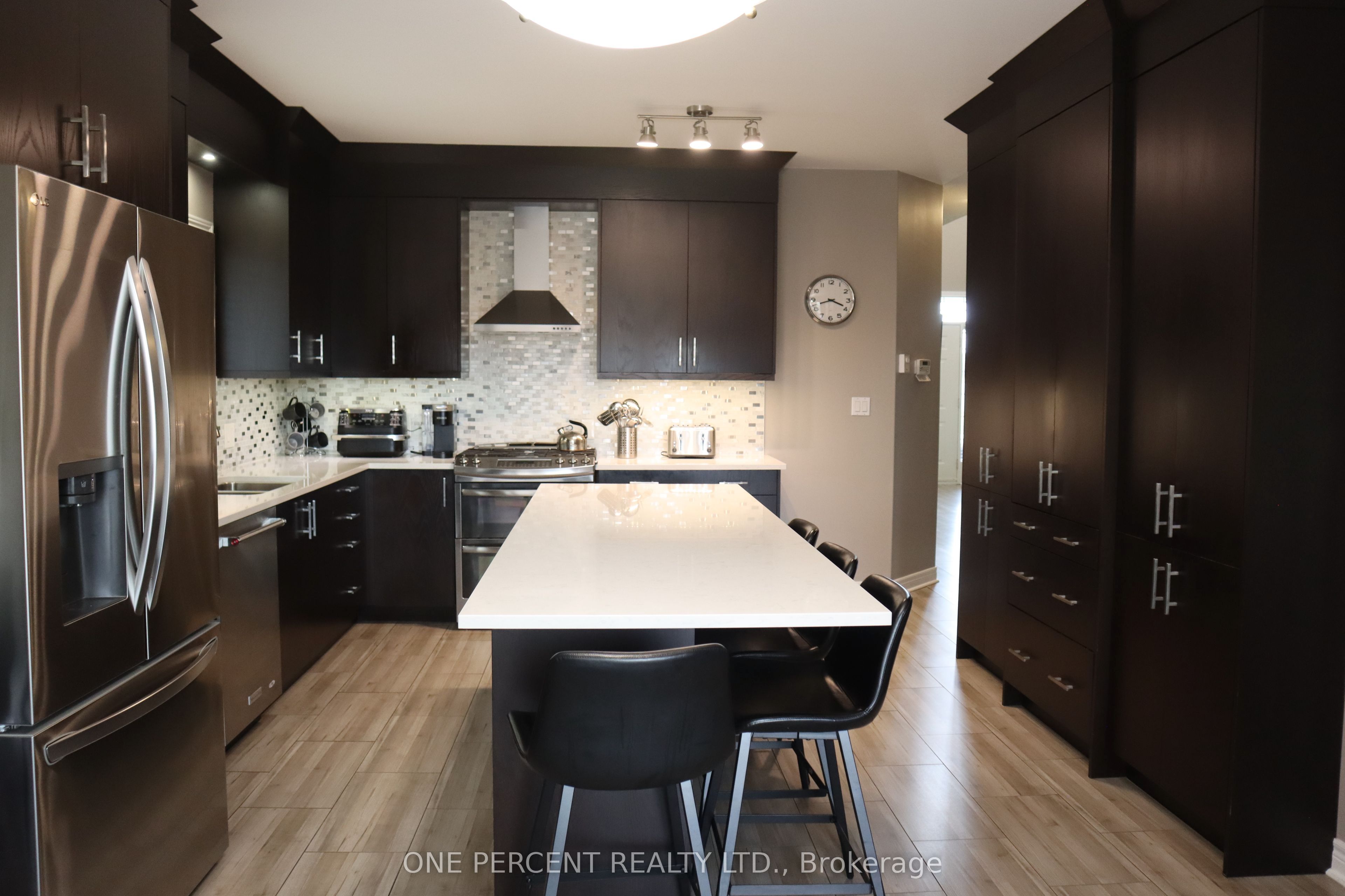349 Winterberry Boulevard Property Photo 8