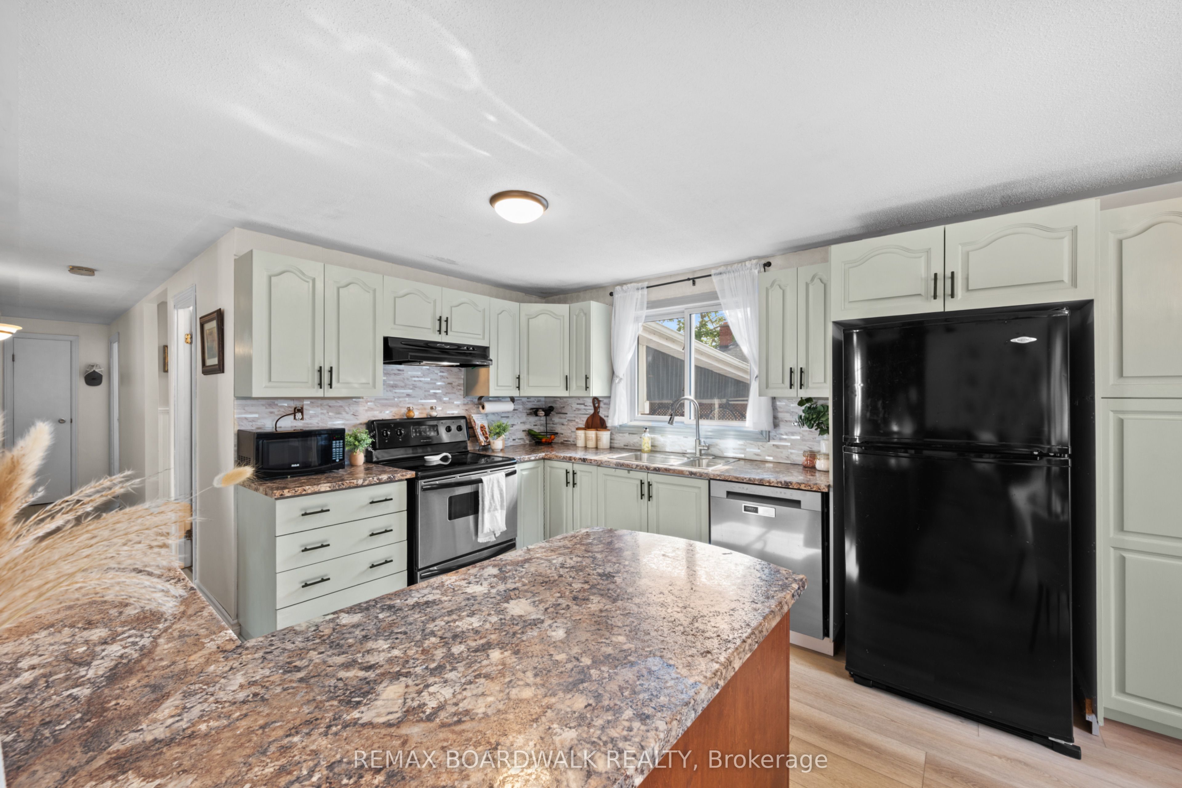 353 Churchill Road E Property Photo 21