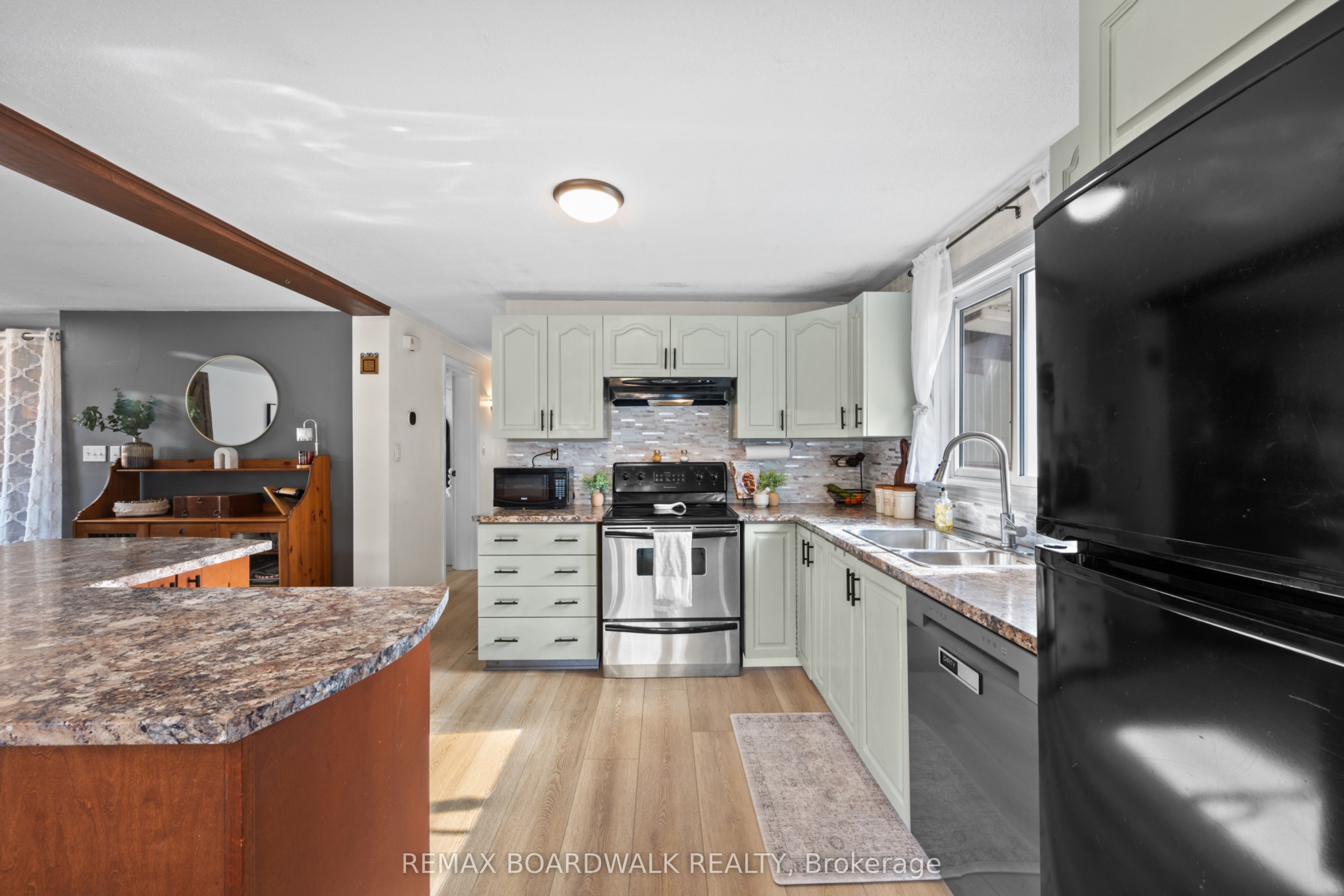 353 Churchill Road E Property Photo 23