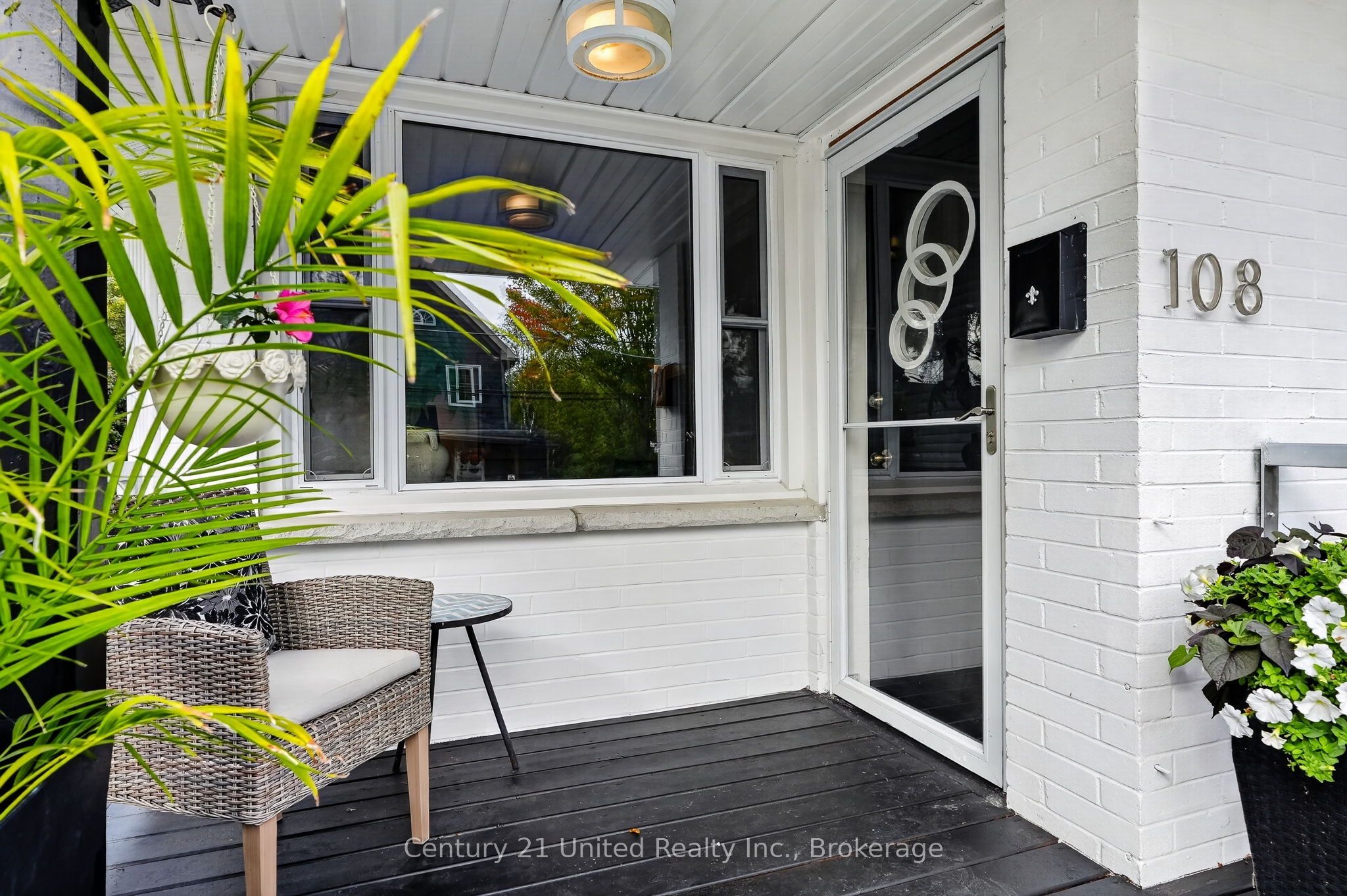108 James Street E Property Photo 4