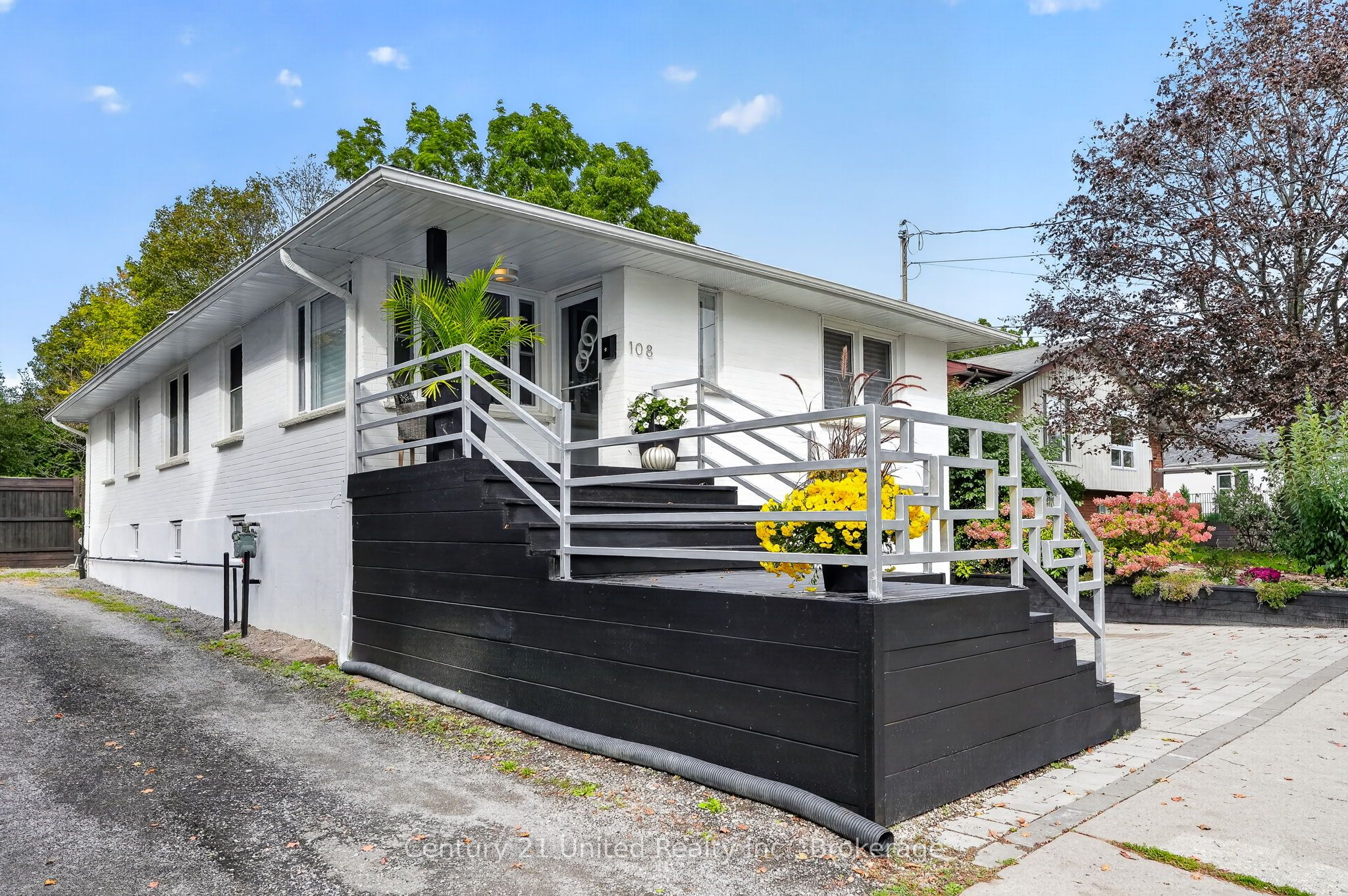 108 James Street E Property Photo 6