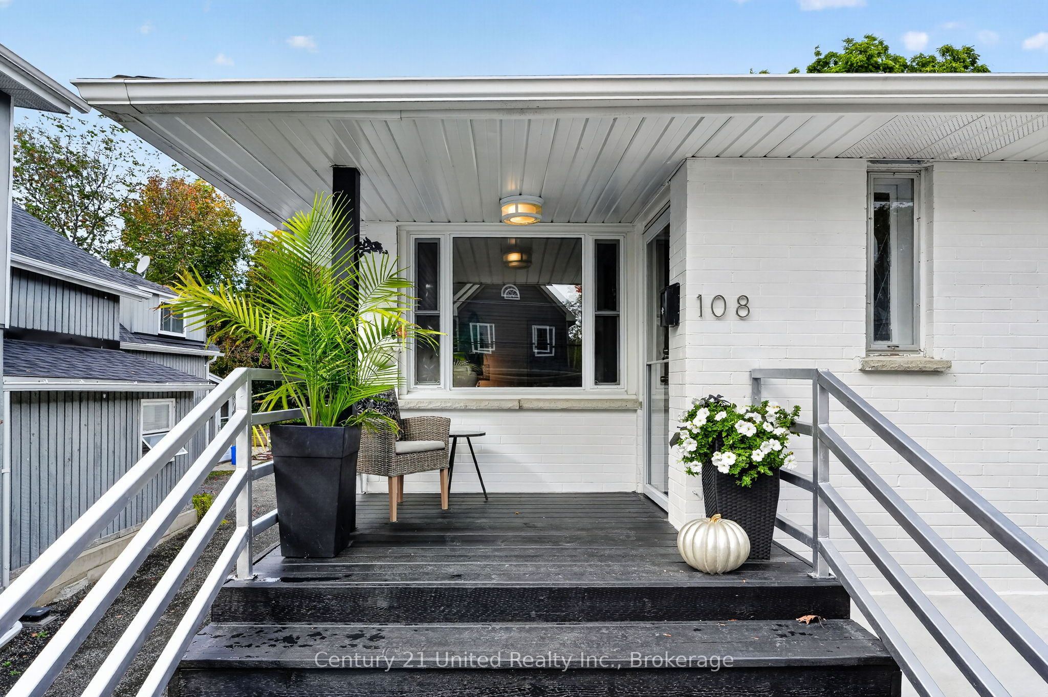 108 James Street E Property Photo 12