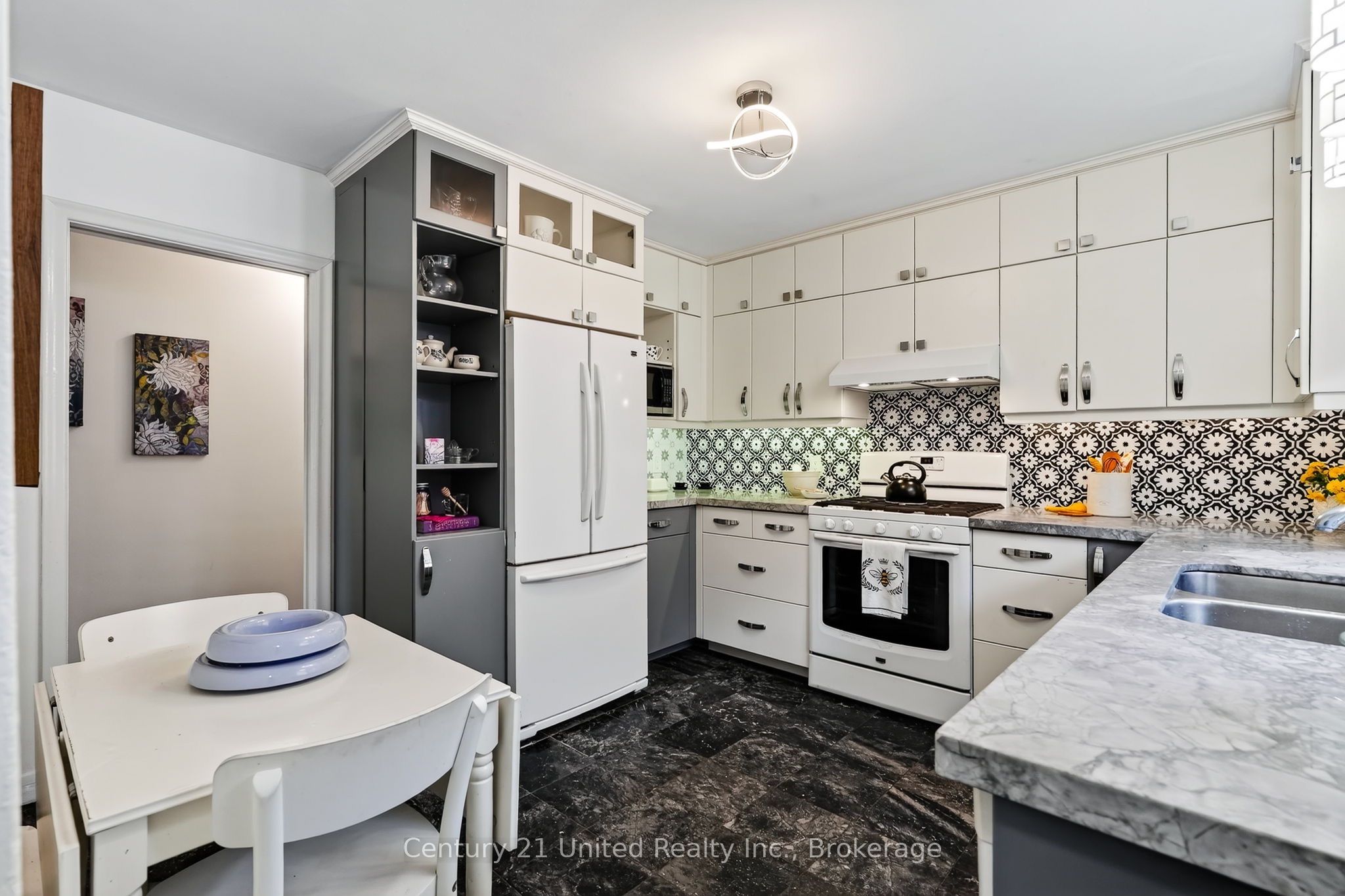 108 James Street E Property Photo 15