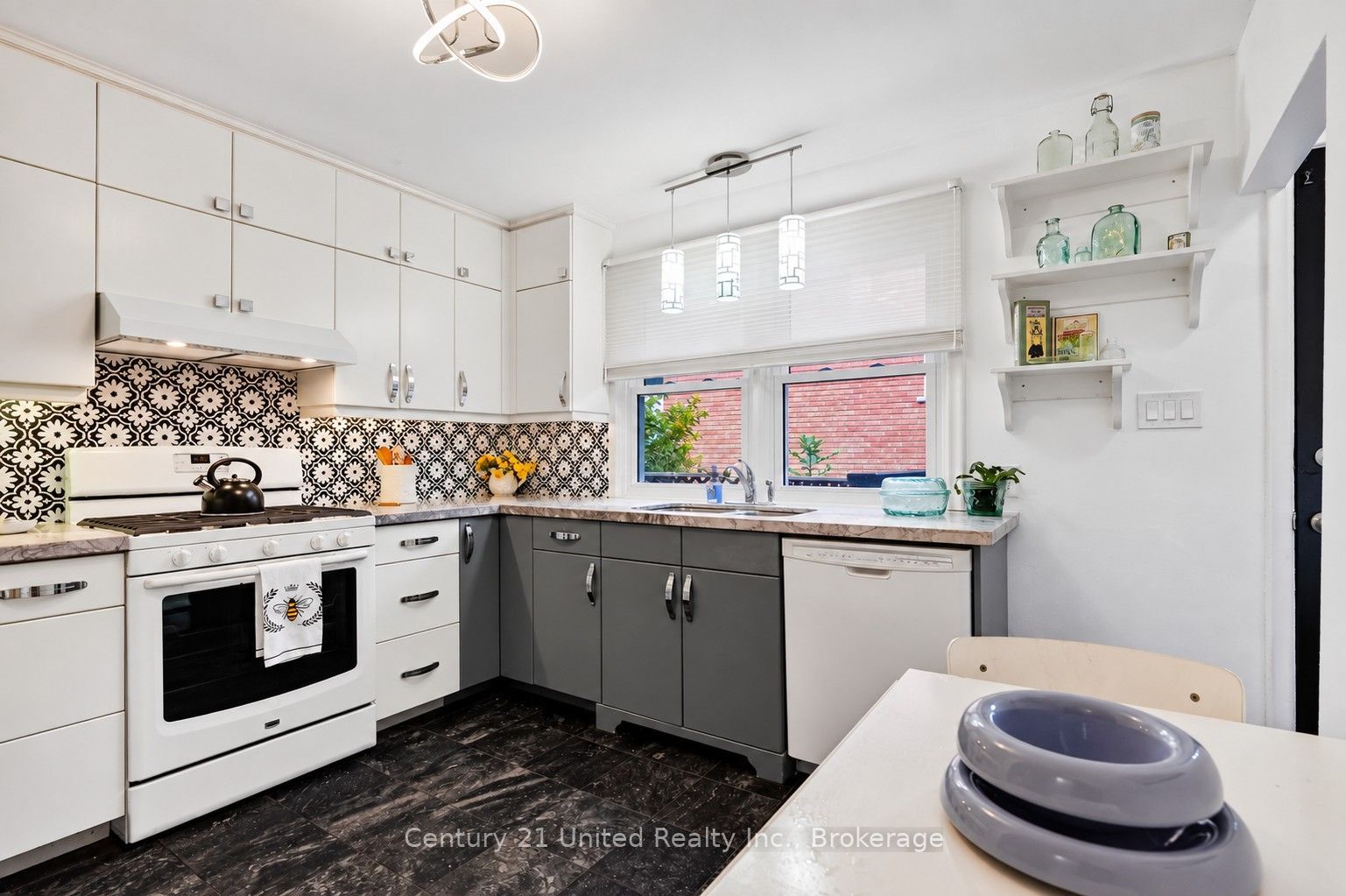 108 James Street E Property Photo 16