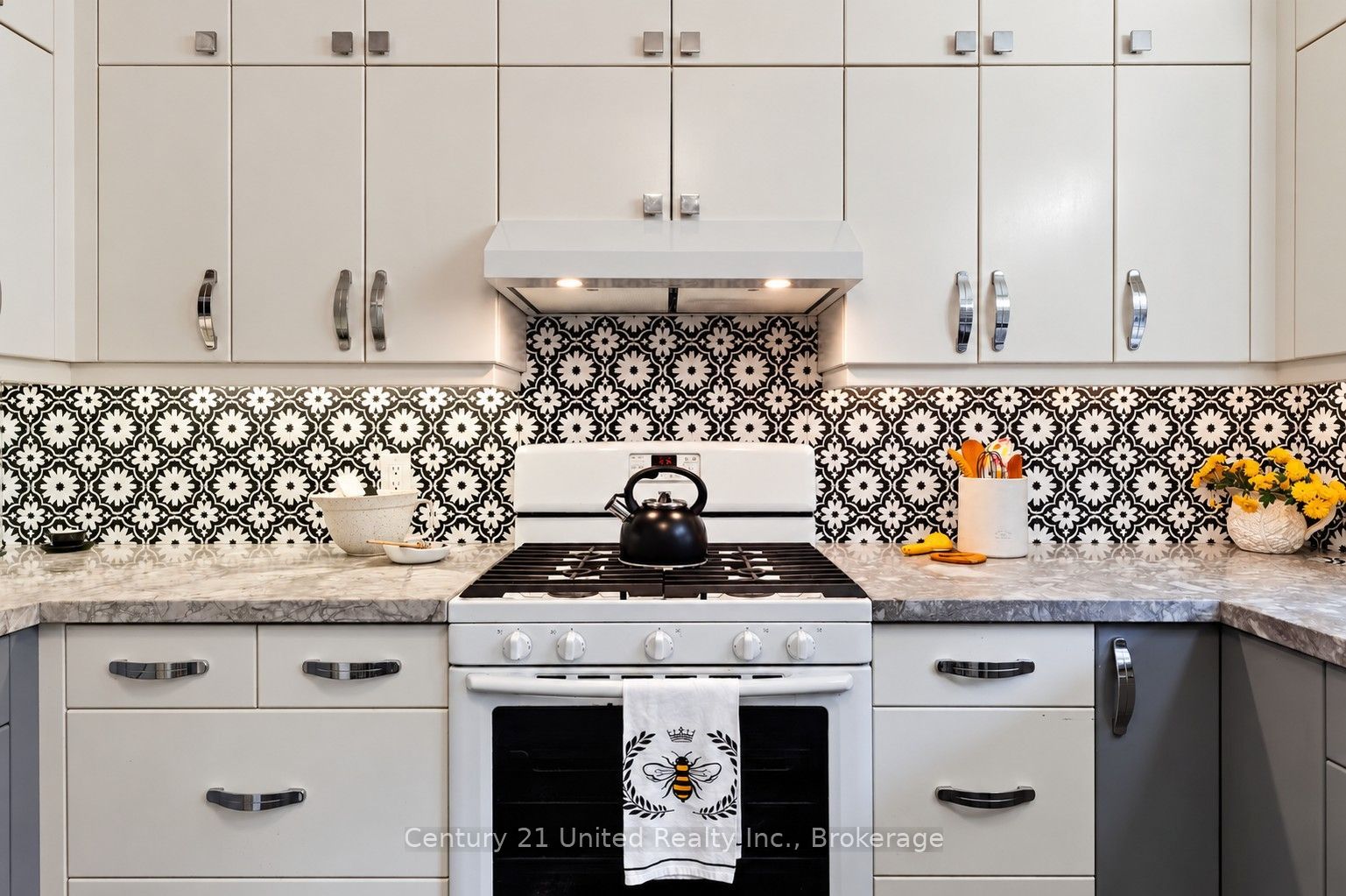 108 James Street E Property Photo 17
