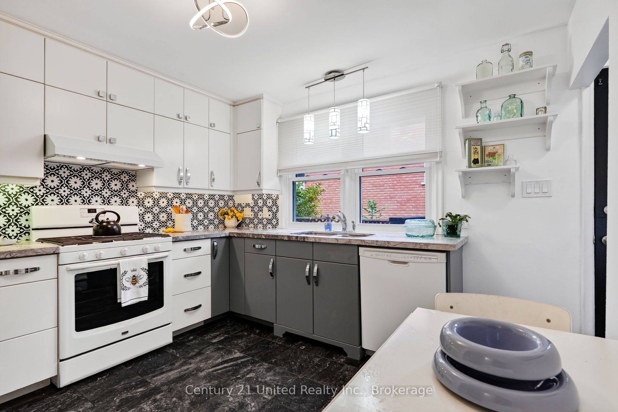 108 James Street E Property Photo 18