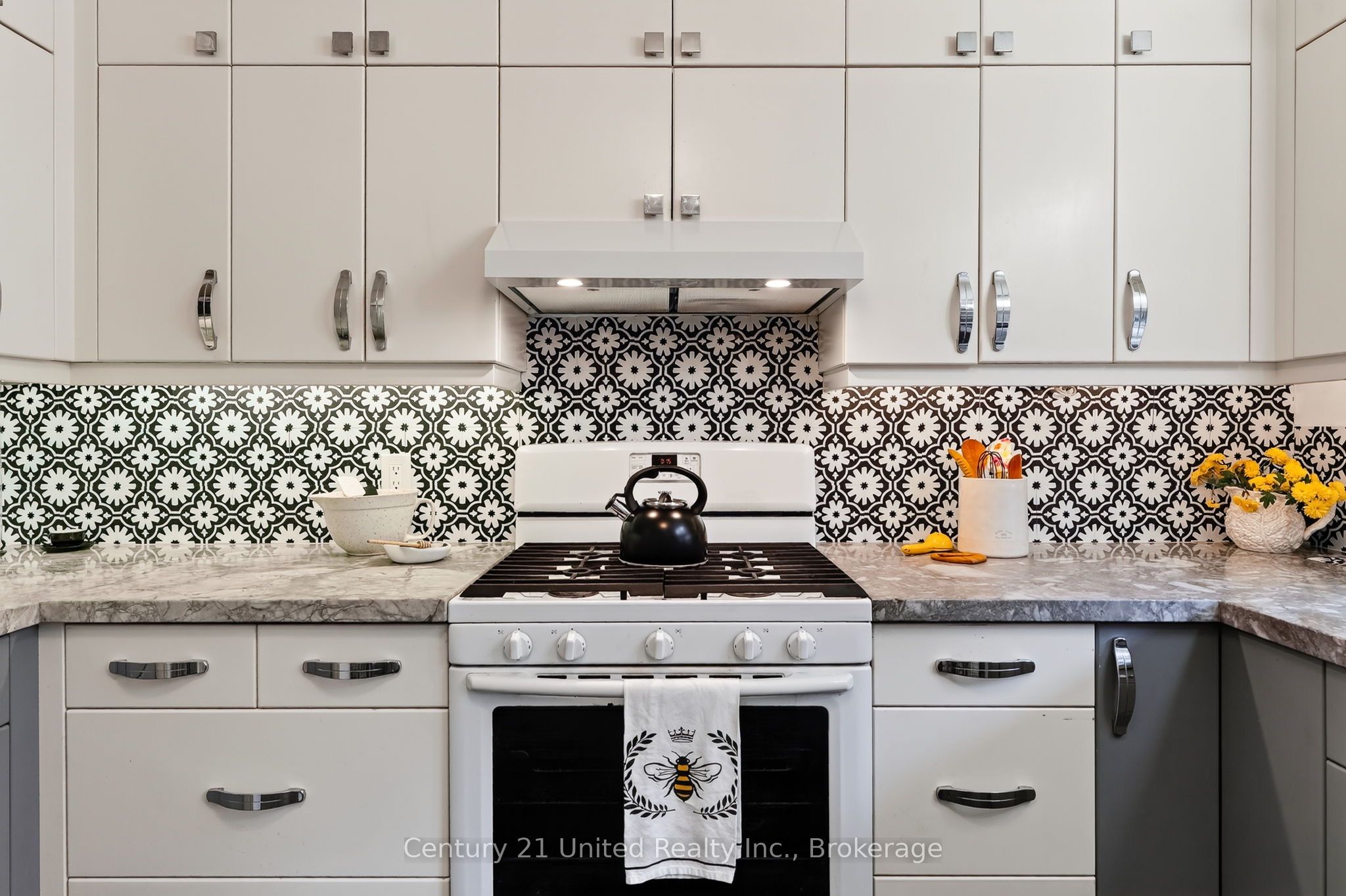 108 James Street E Property Photo 20