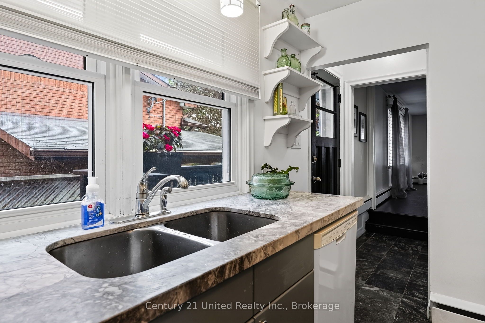 108 James Street E Property Photo 22