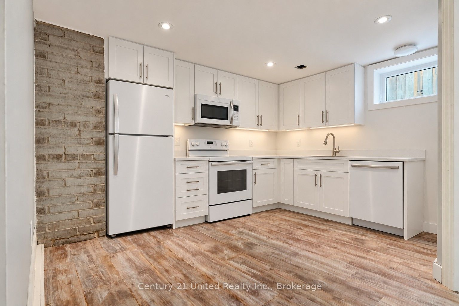 108 James Street E Property Photo 38