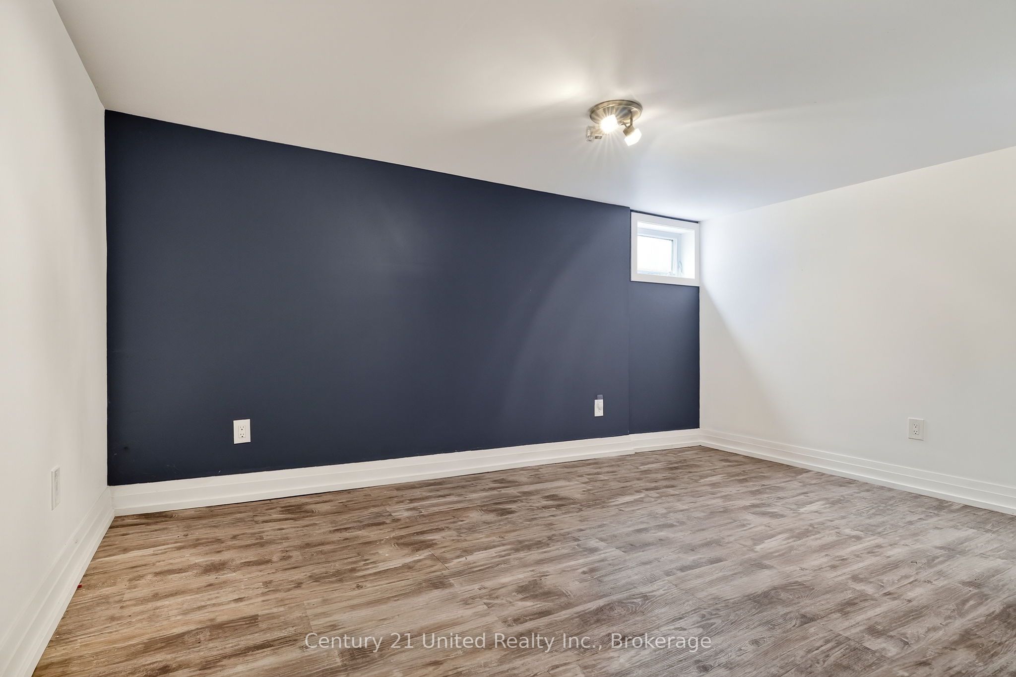 108 James Street E Property Photo 39