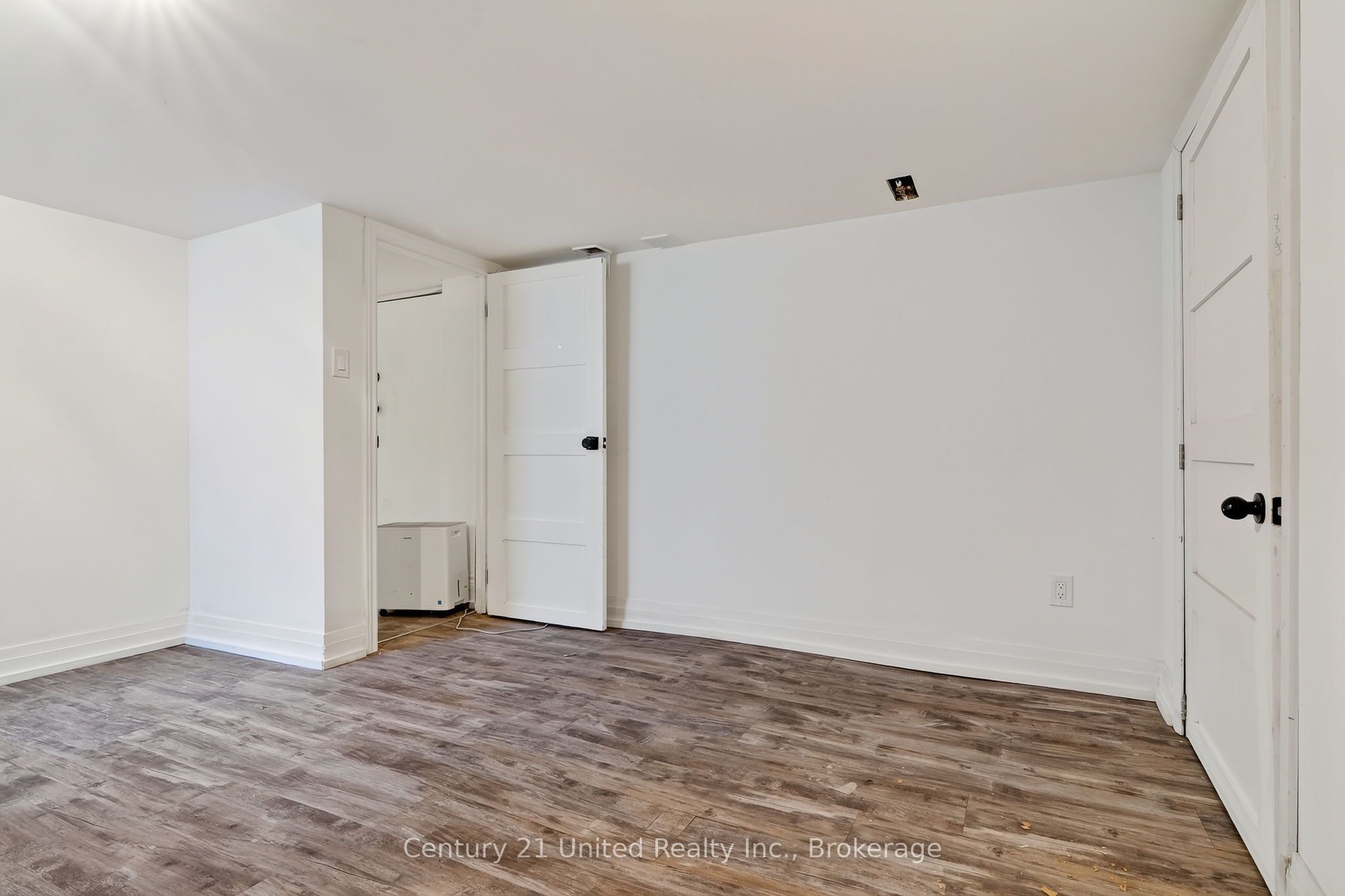 108 James Street E Property Photo 40