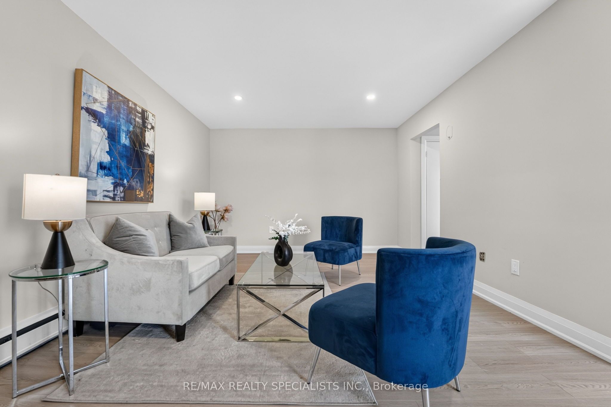 426 Queenston Street 33 Property Photo 3