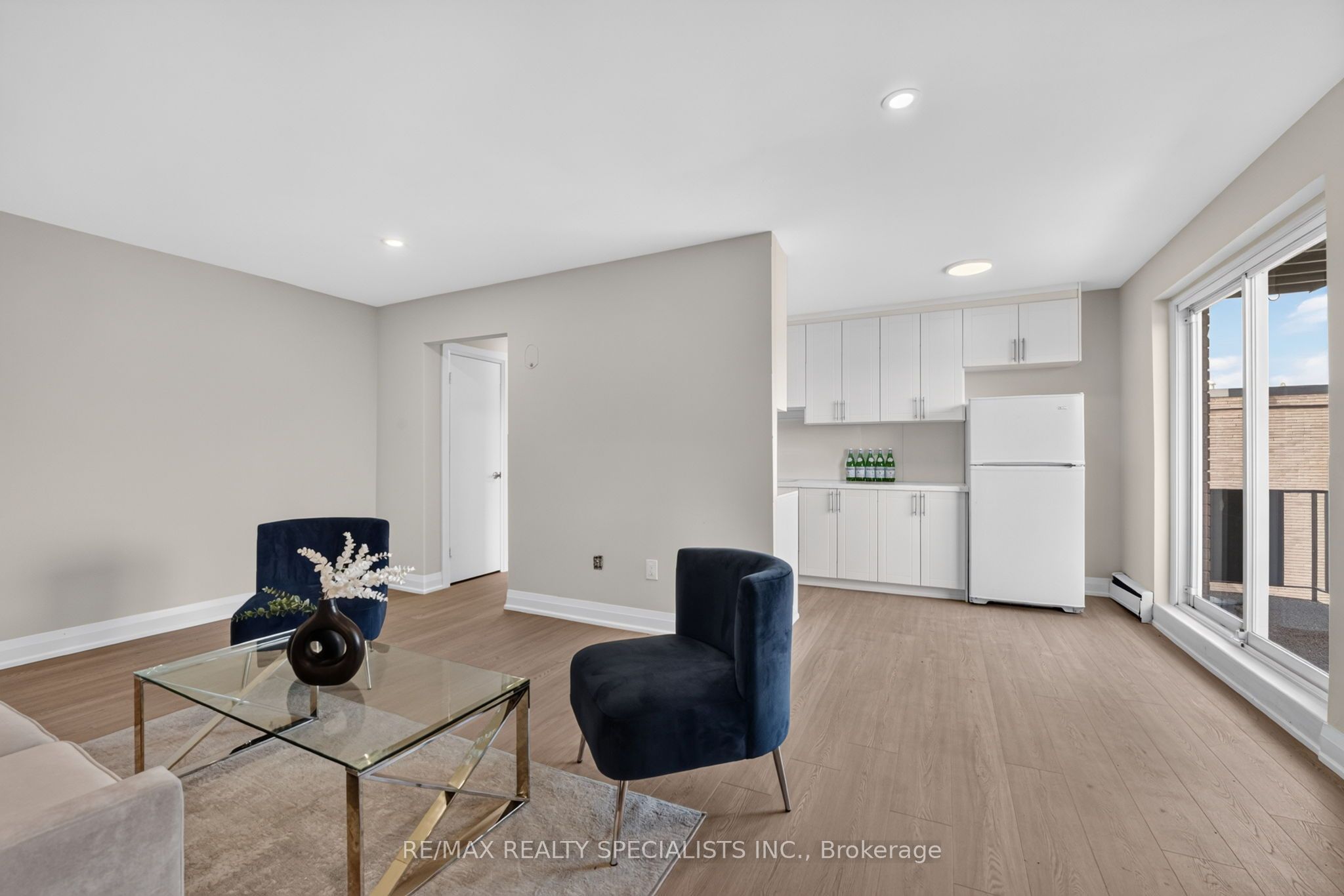 426 Queenston Street 33 Property Photo 4